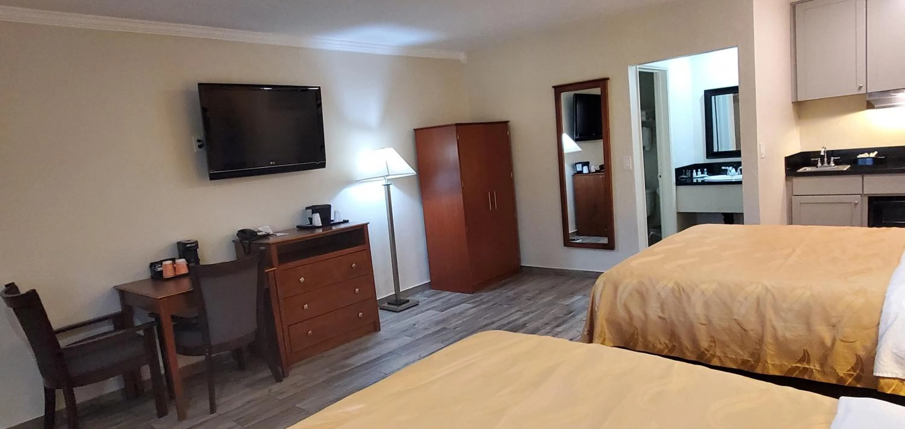 Kitchen or kitchenette, Bed in Quality Inn Escondido San Diego North County