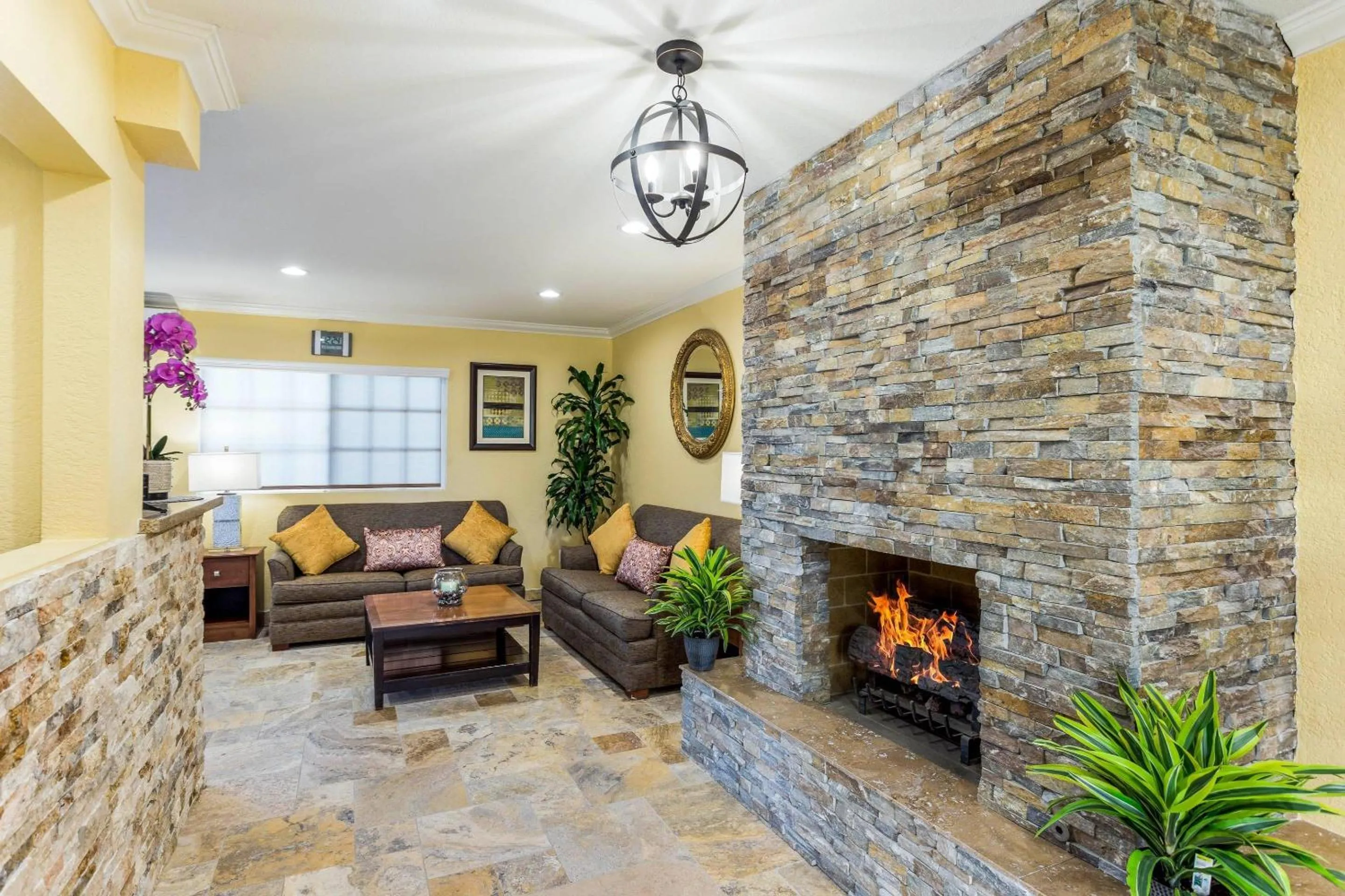 Lobby or reception in Quality Inn Escondido San Diego North County