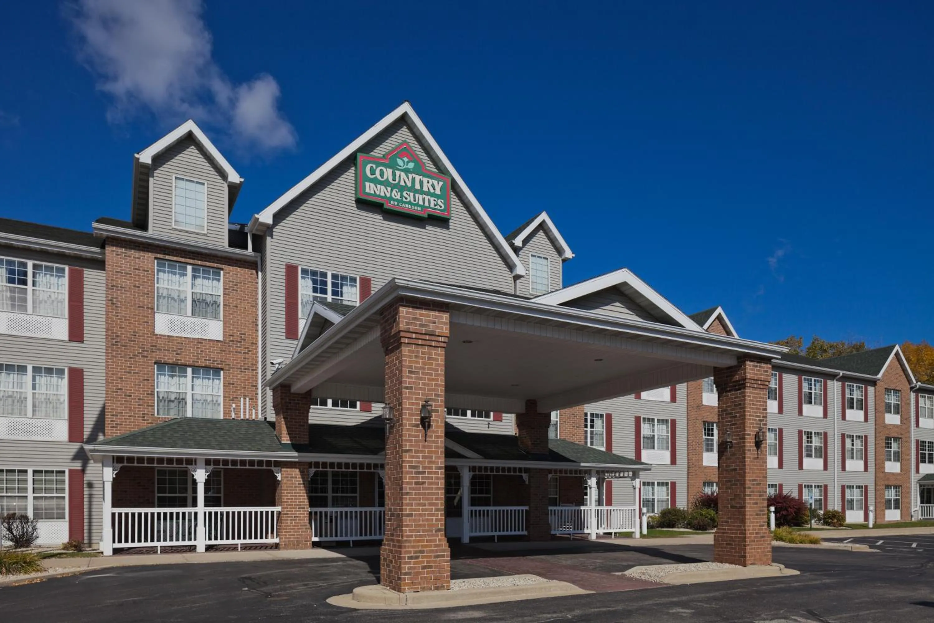 Property building in Country Inn & Suites by Radisson, Milwaukee Airport, WI