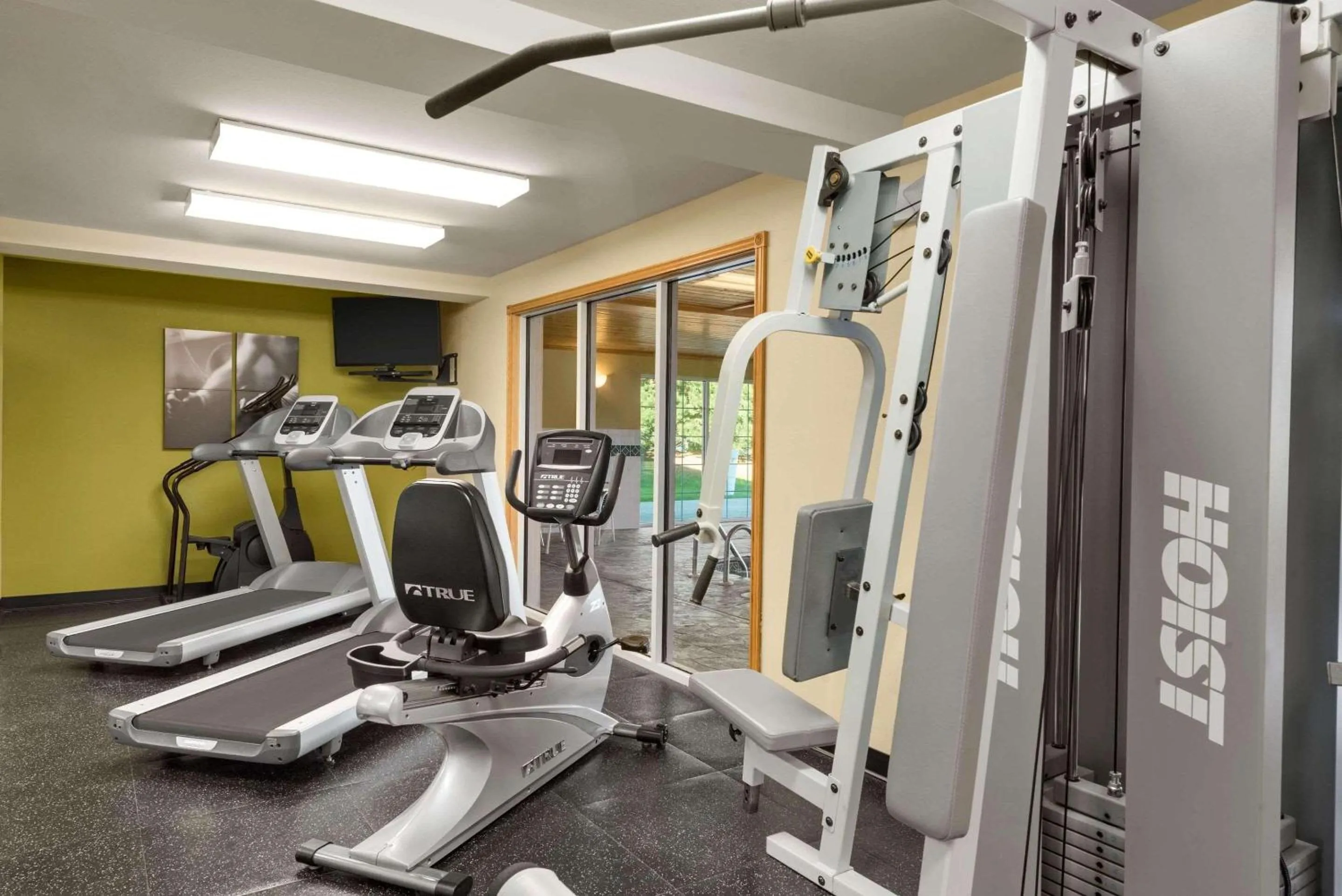 Fitness centre/facilities in Country Inn & Suites by Radisson, Milwaukee Airport, WI
