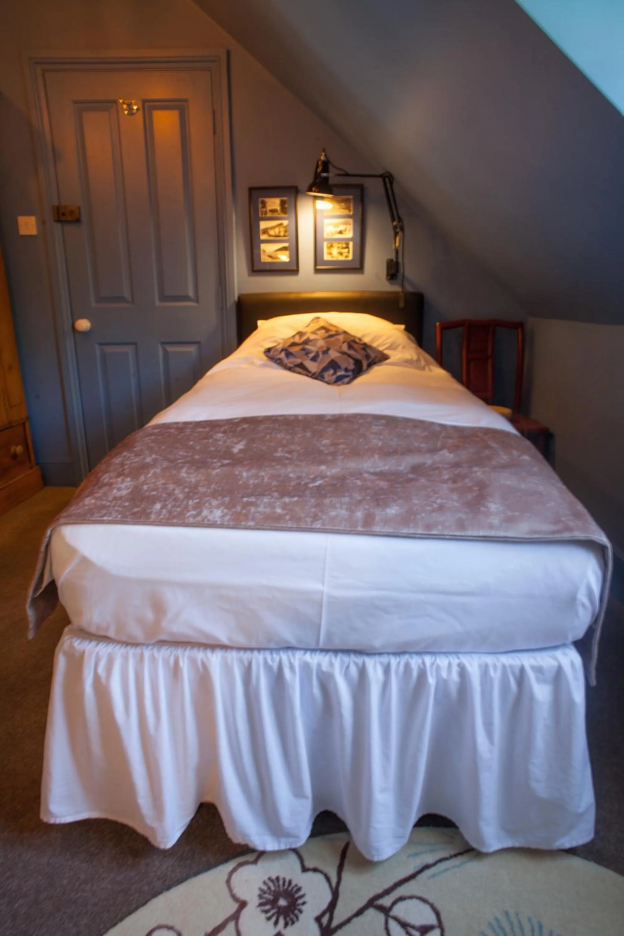 Bedroom, Bed in Hill View House