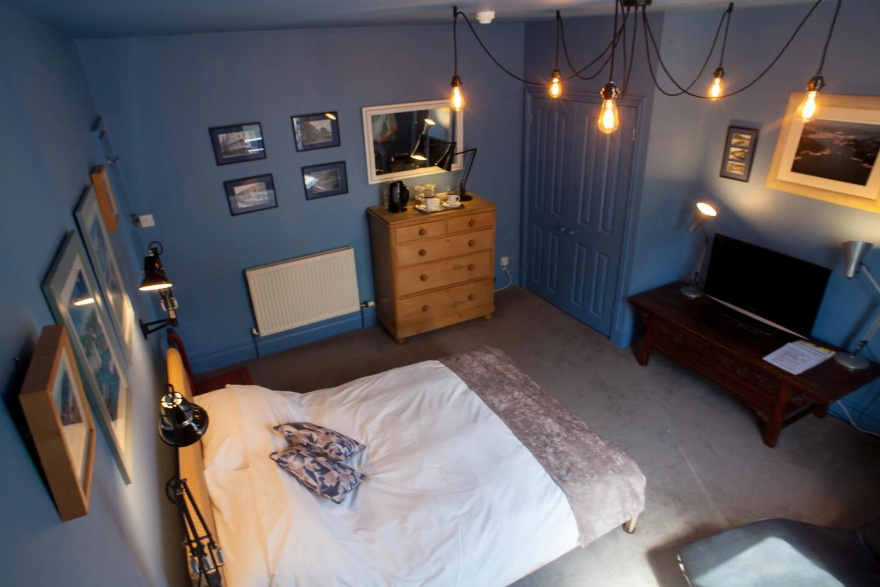 Bedroom, Bed in Hill View House