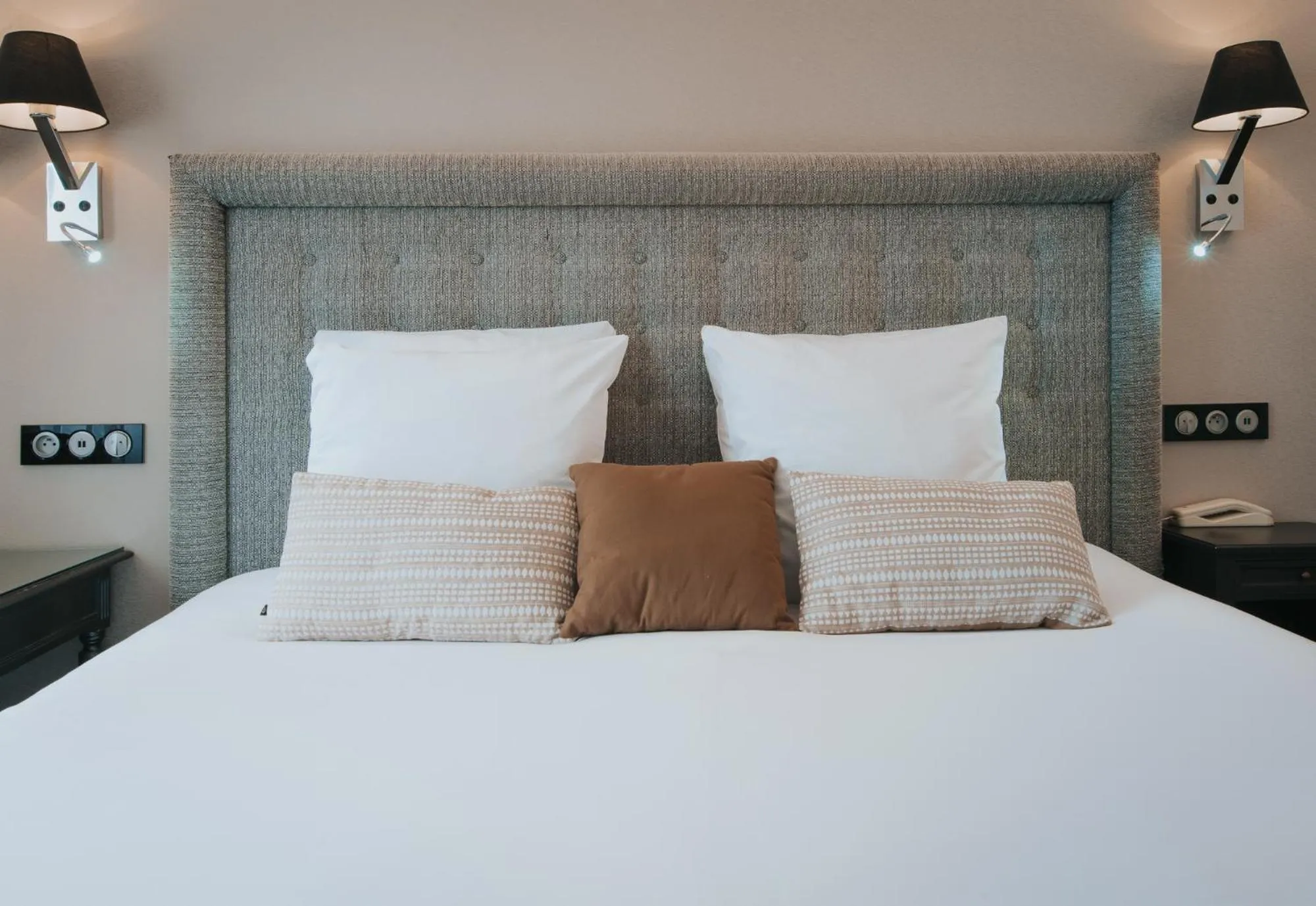 Property building, Bed in Hôtel Henry II Beaune Centre