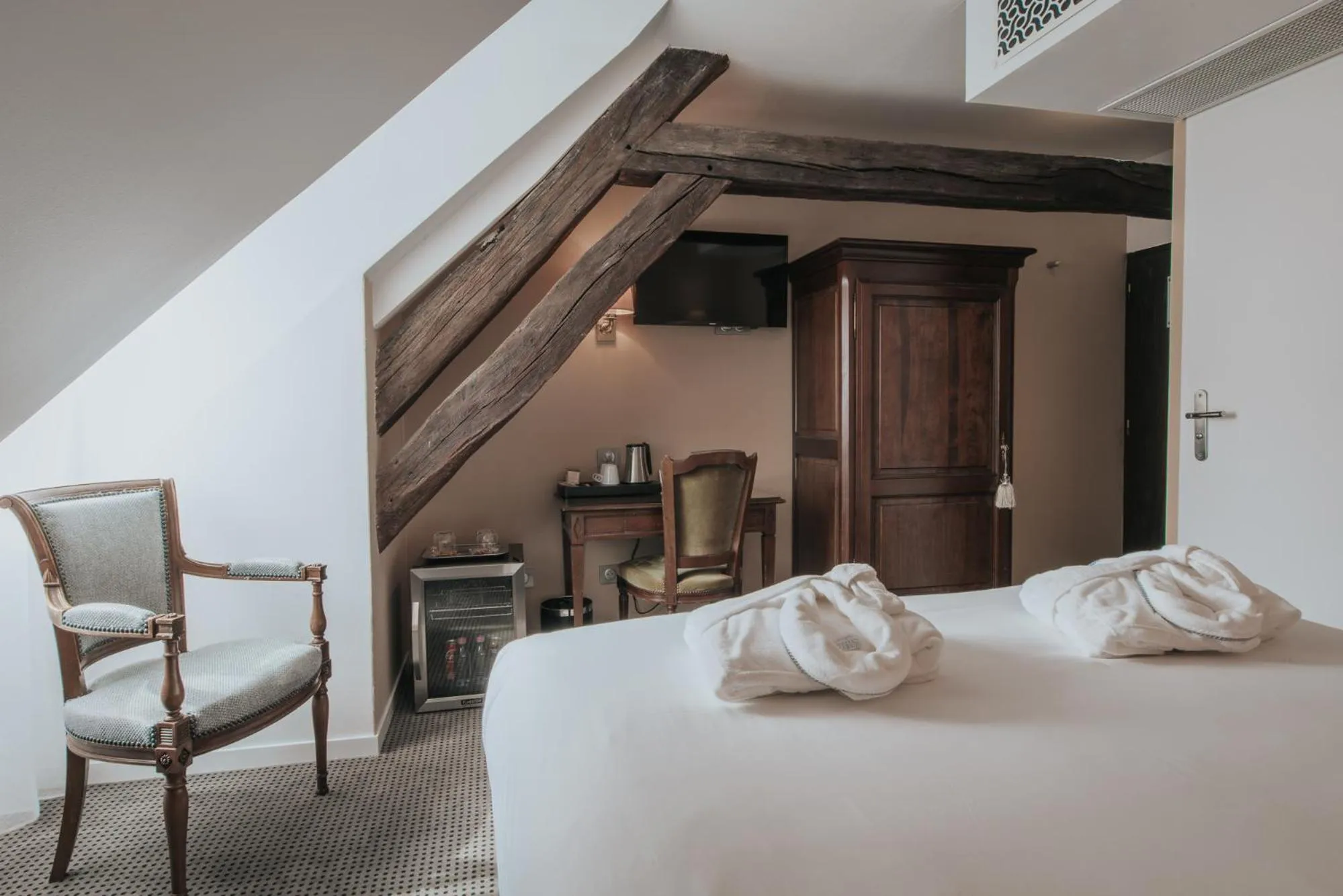 Bedroom, Bed in Hôtel Henry II Beaune Centre