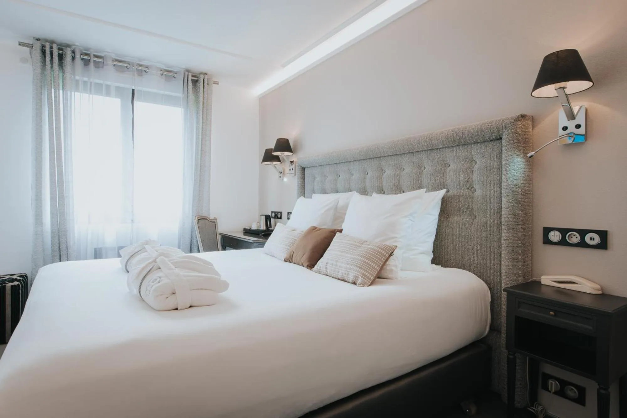 Bedroom, Bed in Hôtel Henry II Beaune Centre