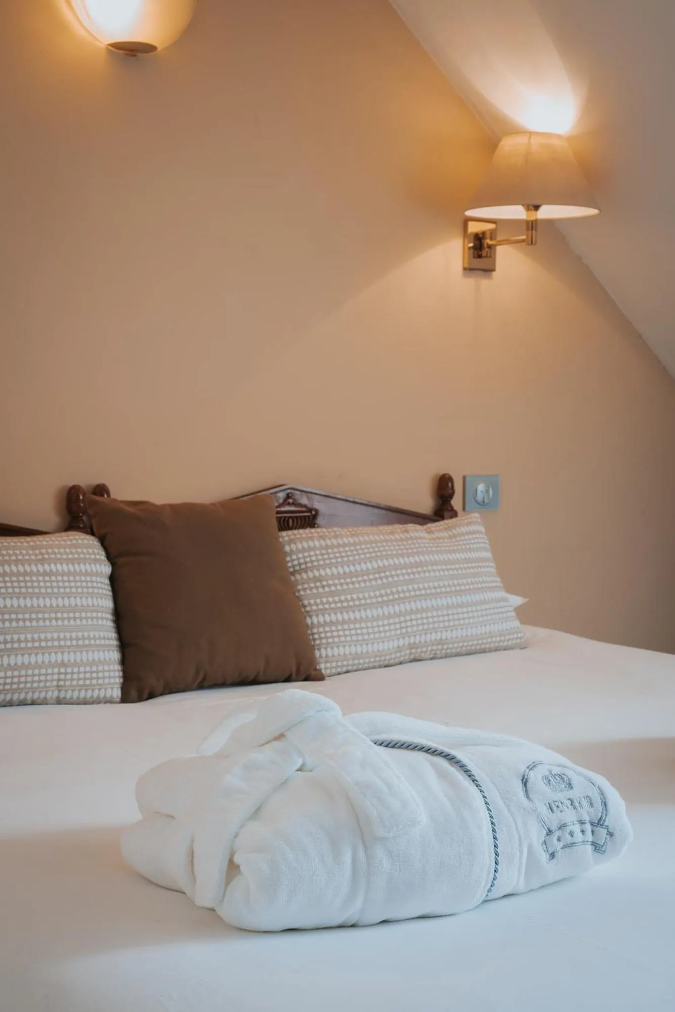 Property building, Bed in Hôtel Henry II Beaune Centre