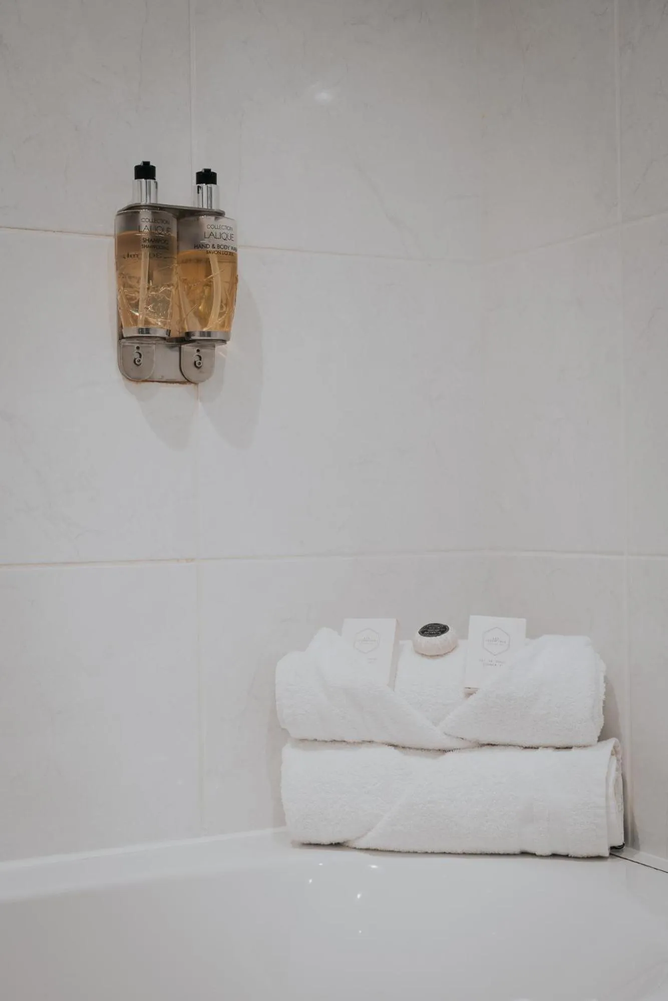 Property building, Bed in Hôtel Henry II Beaune Centre