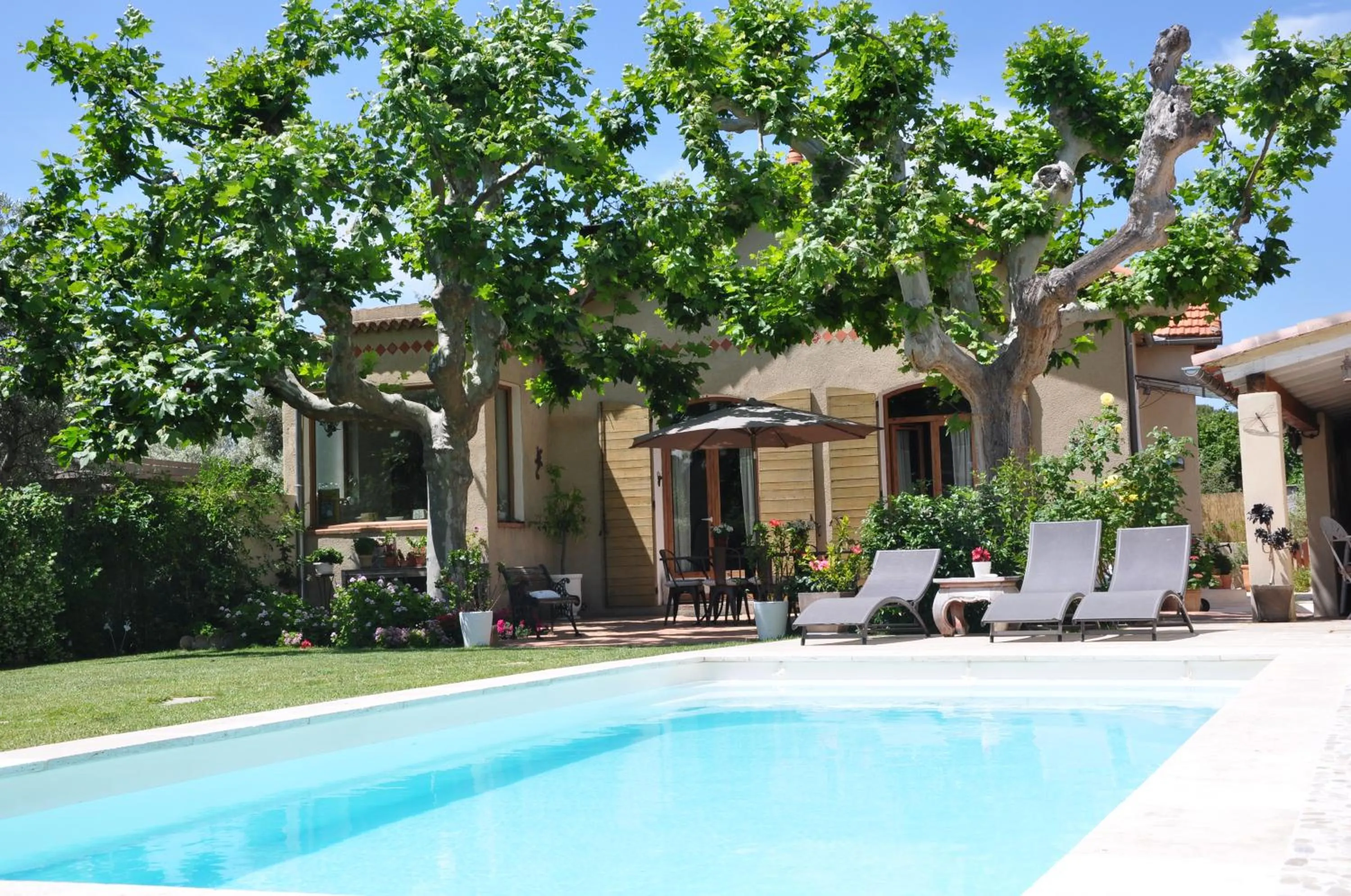 Swimming pool in Chambre d'hôtes l'ipomée