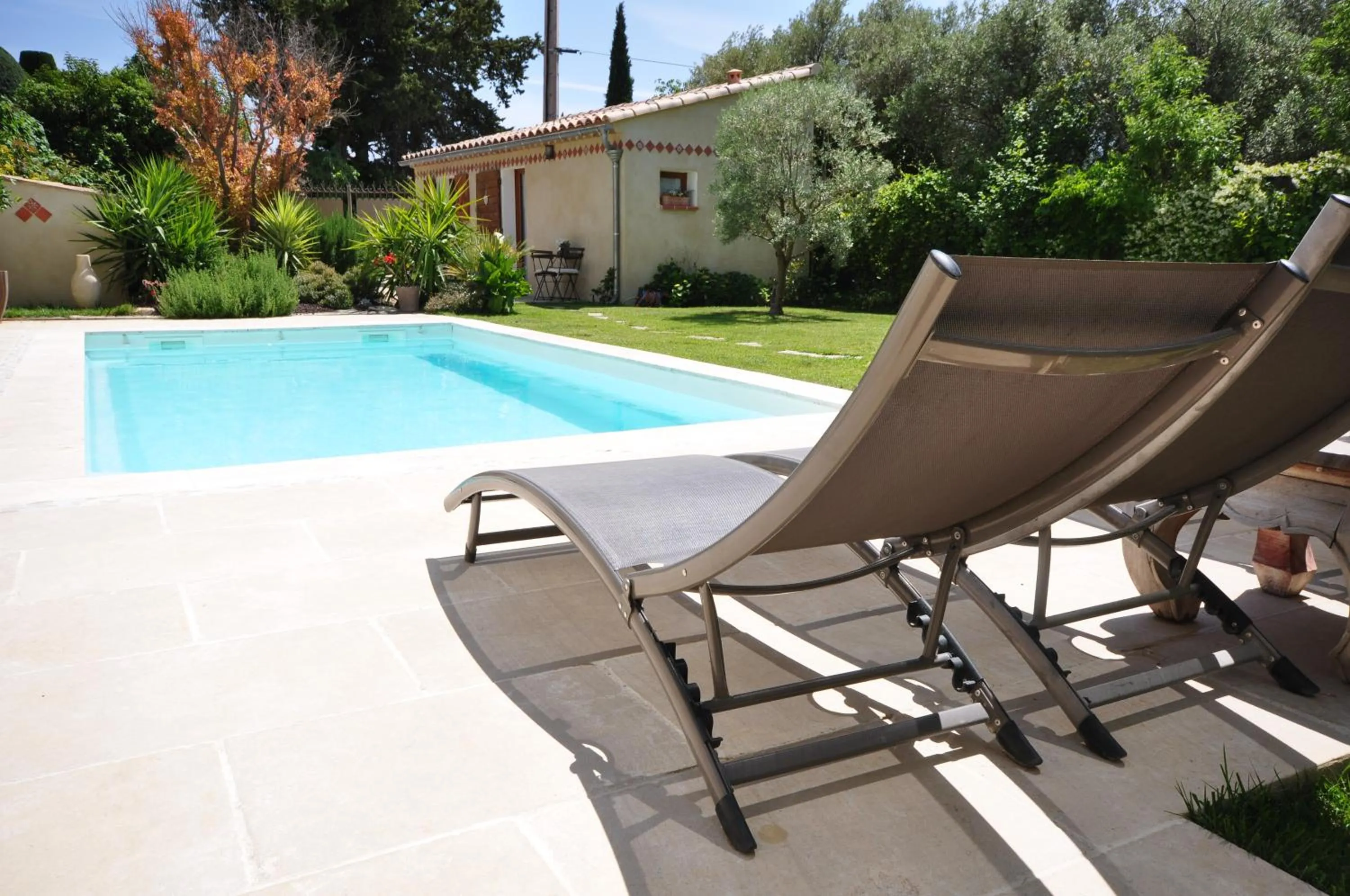 Swimming pool in Chambre d'hôtes l'ipomée