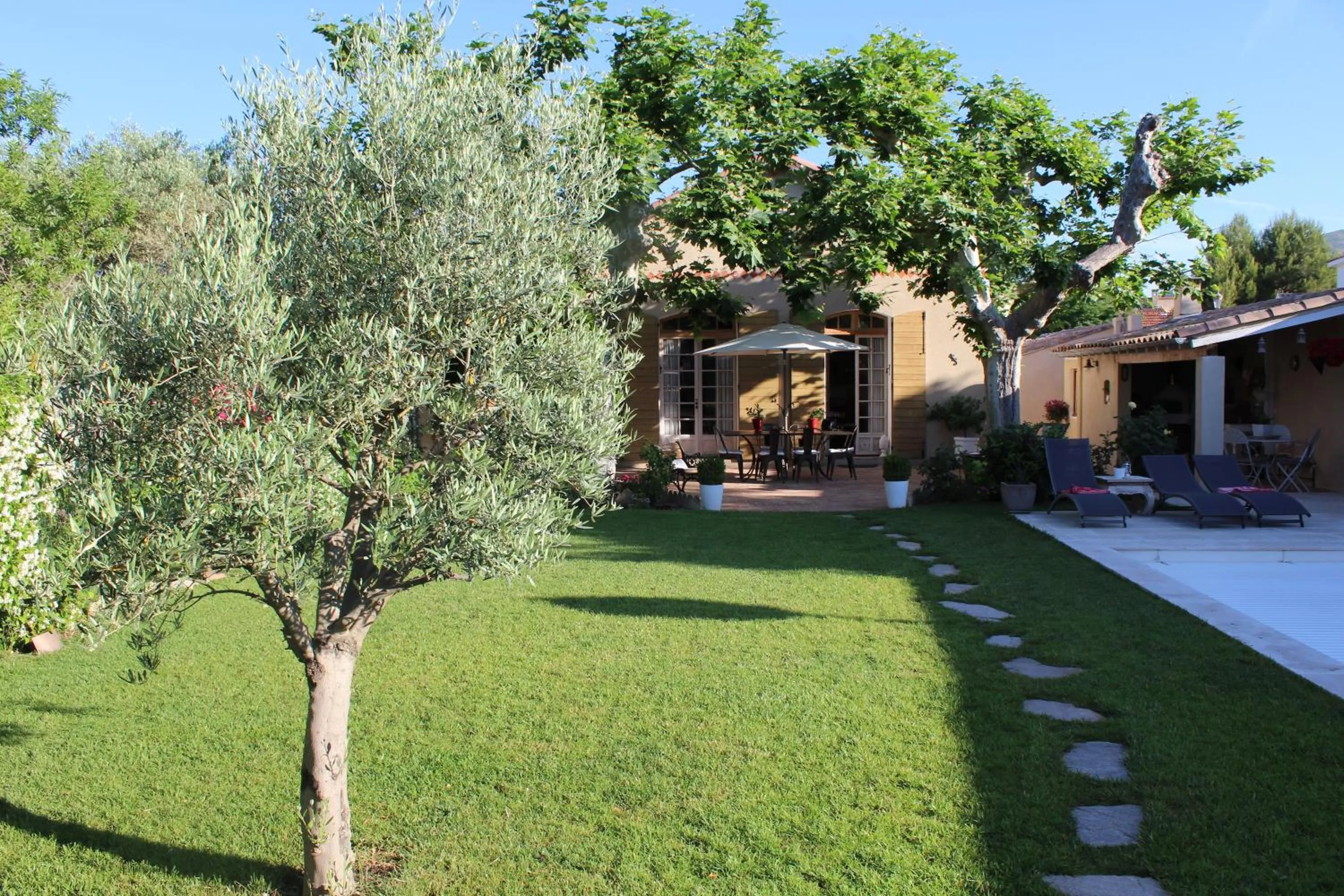 Garden in Chambre d'hôtes l'ipomée