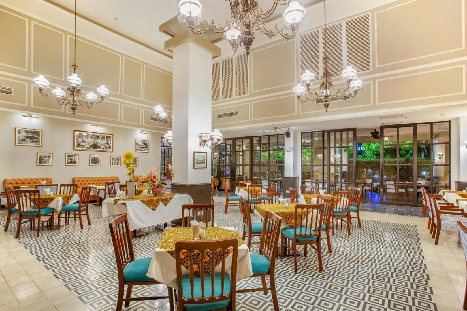 Restaurant/places to eat in Hotel Des Indes Menteng