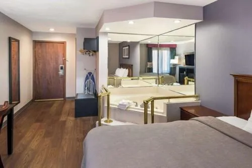 Bed in Quality Inn & Suites Cincinnati I-275