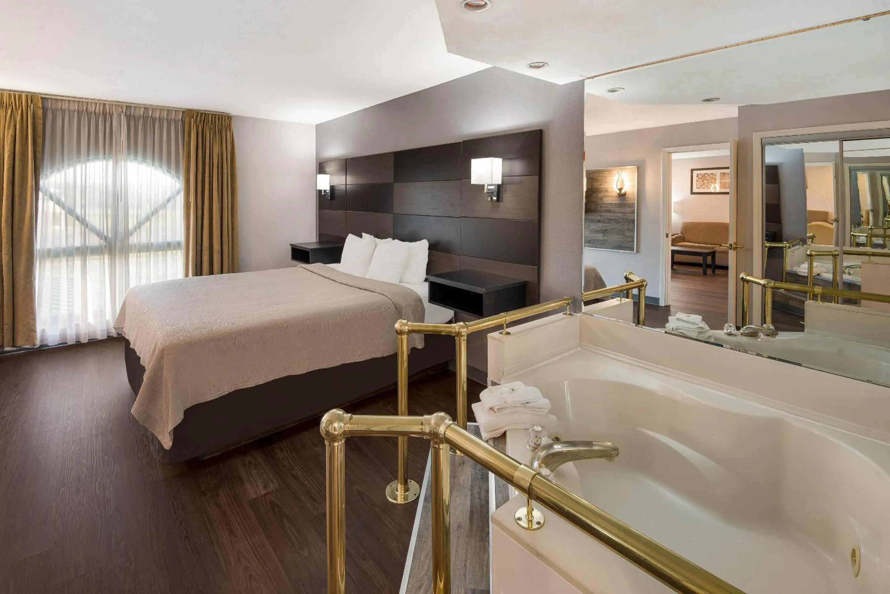 Bedroom, Bed in Quality Inn & Suites Cincinnati I-275