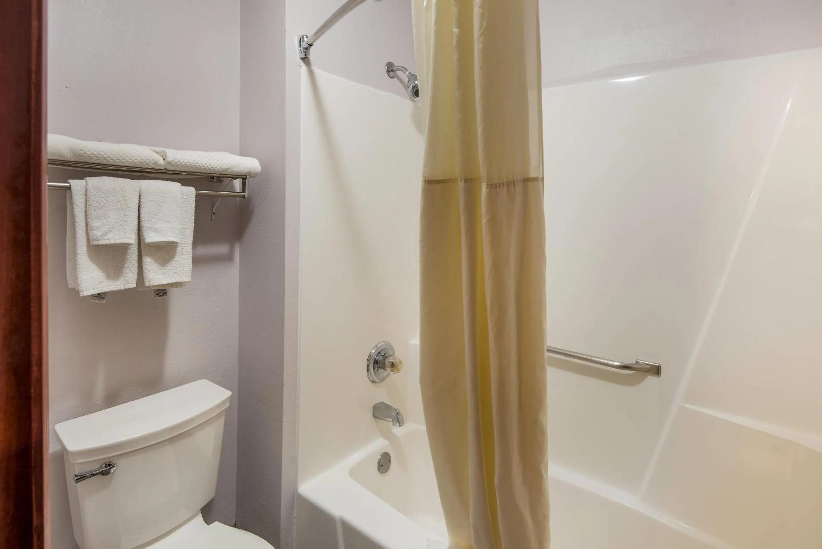 Bedroom in Quality Inn & Suites Cincinnati I-275