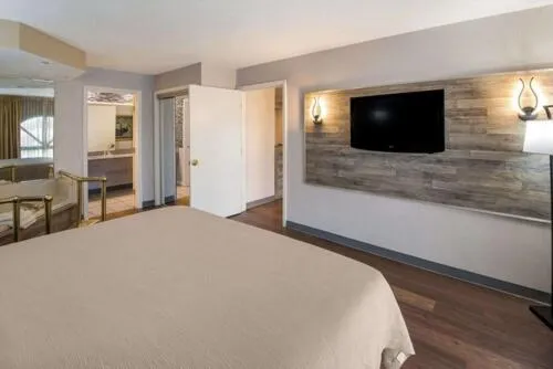 Bed in Quality Inn & Suites Cincinnati I-275