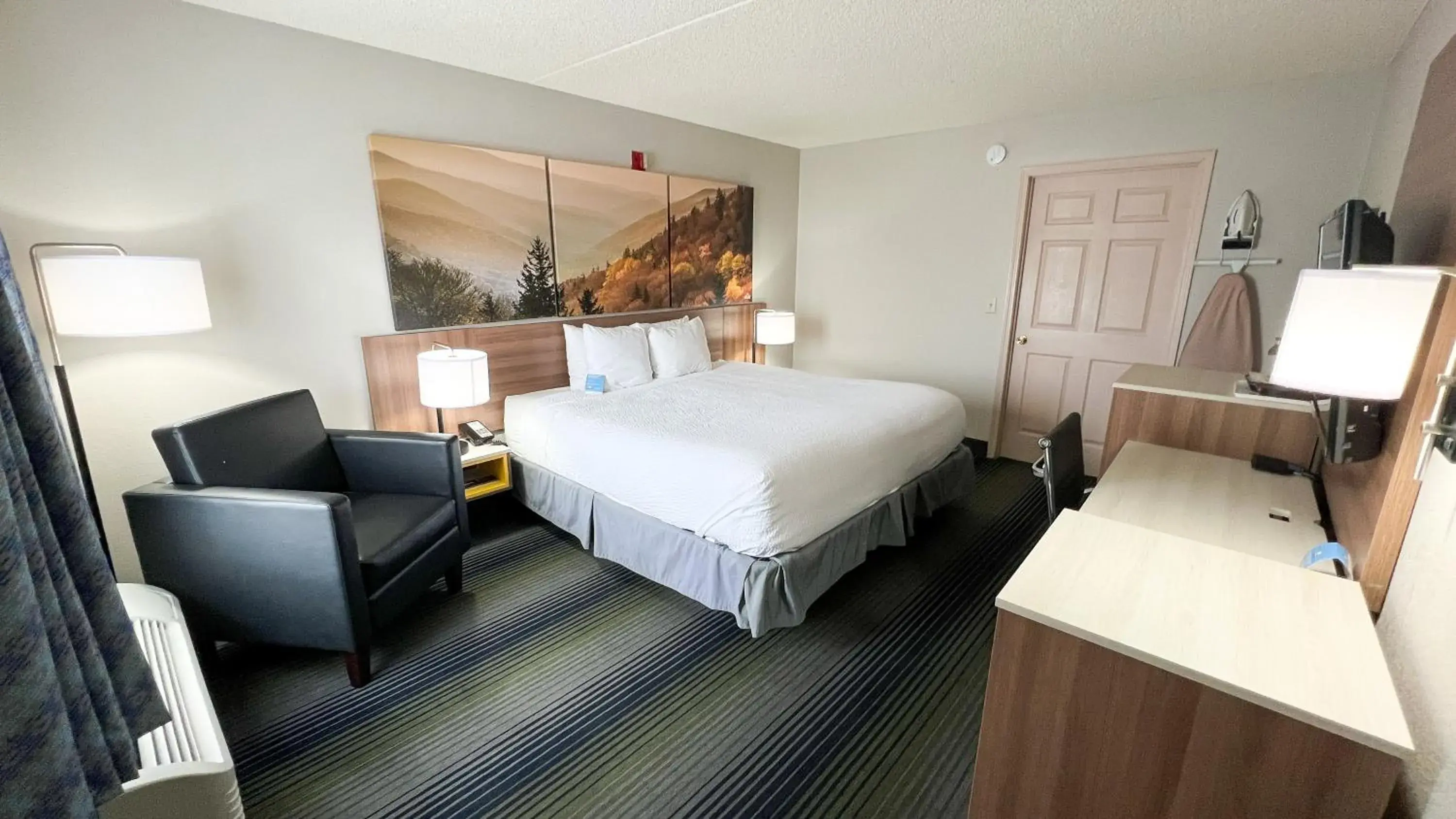 Business King Room - Non-Smoking in Days Inn by Wyndham Harrison Business King Room - Non-Smoking in Days Inn by Wyndham Harrison