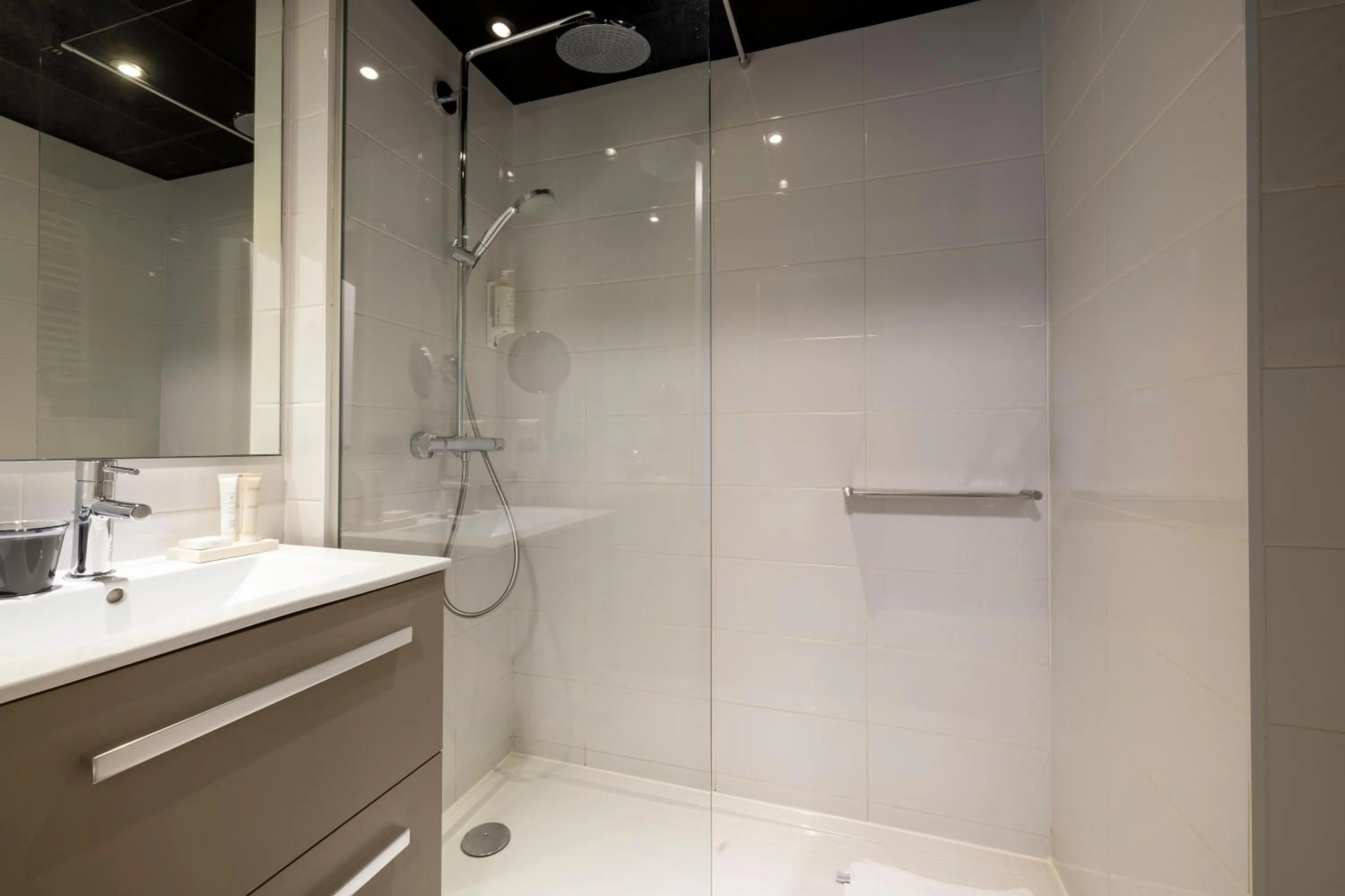 Bathroom in Hotel Le Bugatti