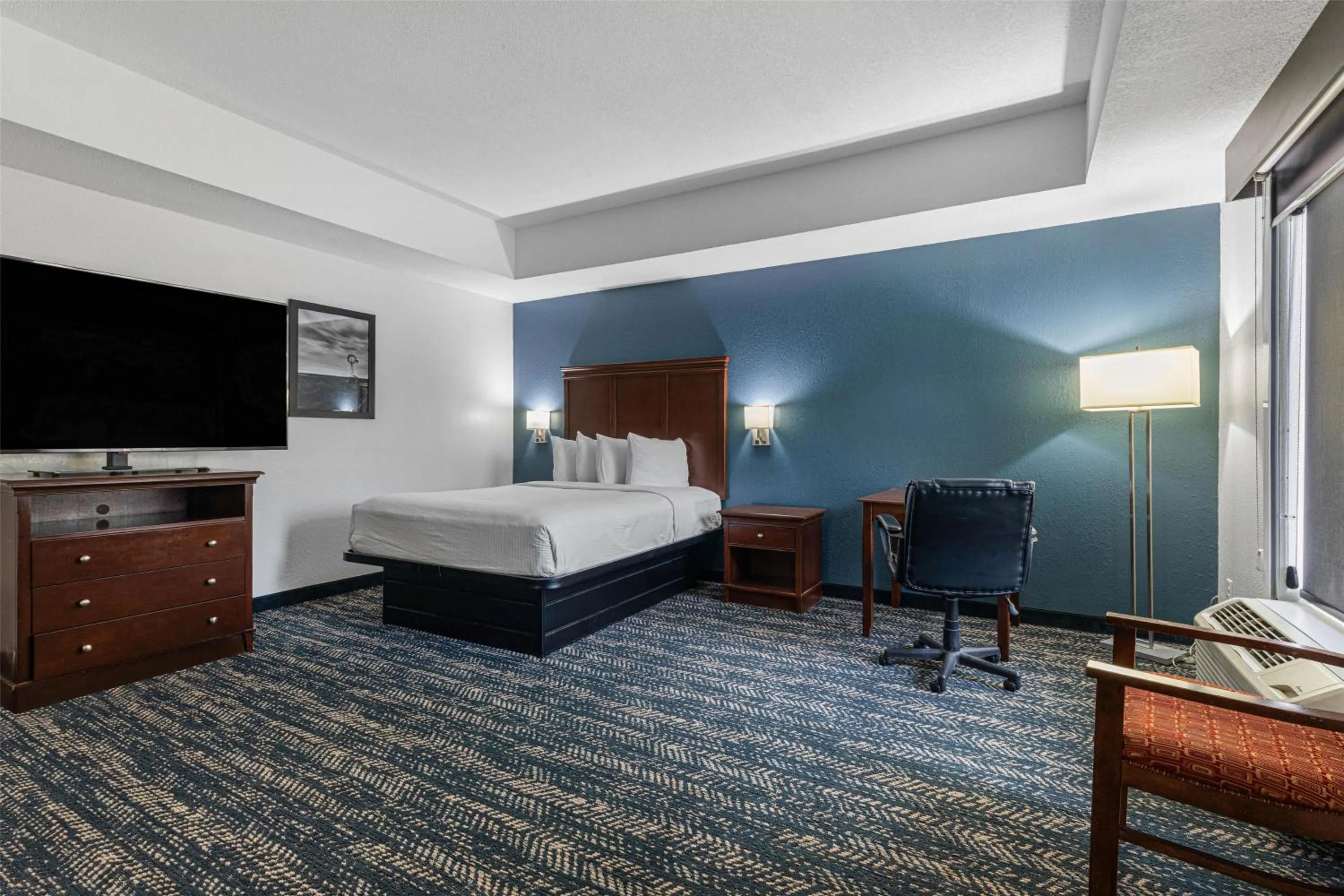 Bedroom, Bed in Best Western Canton Inn