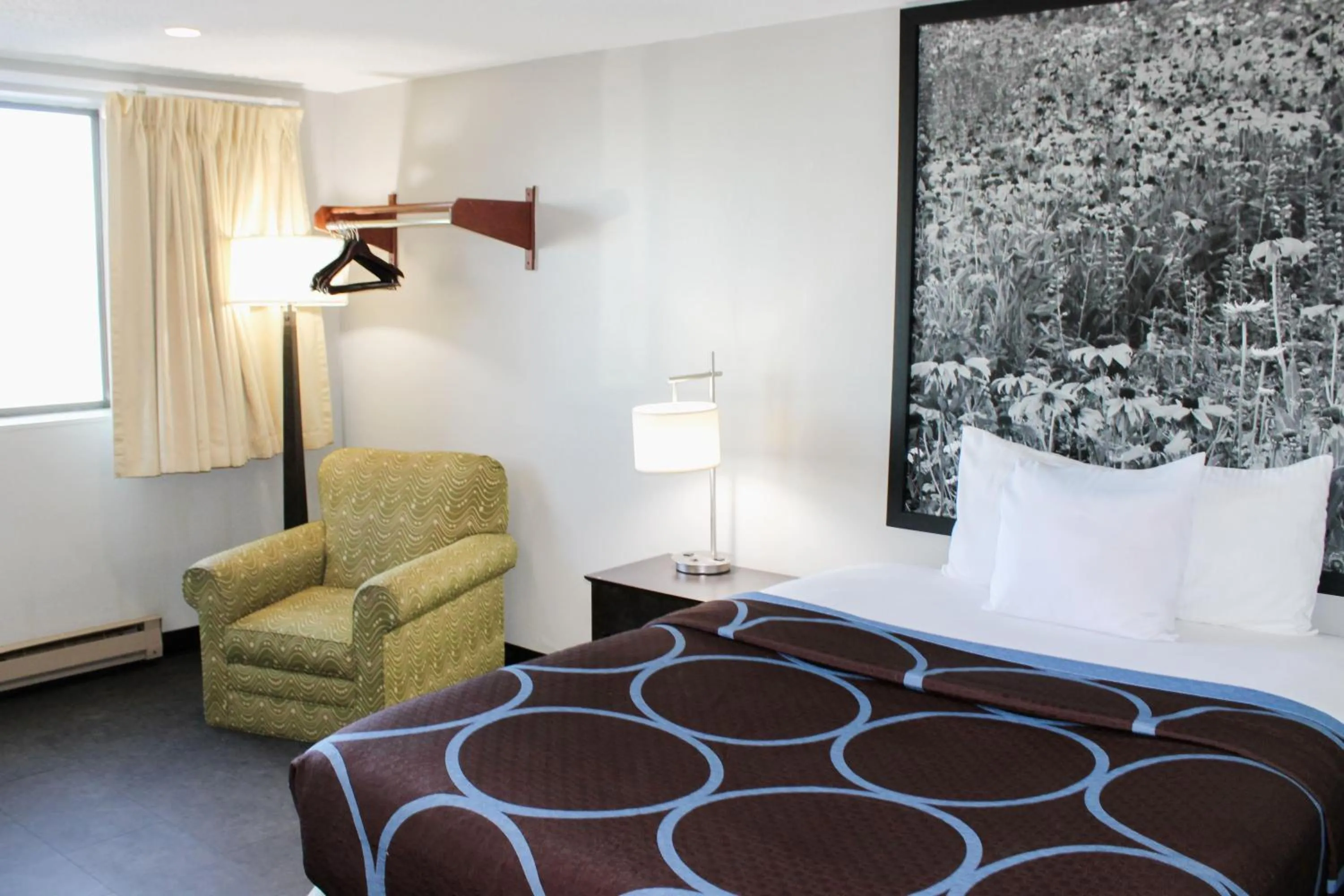 Photo of the whole room, Bed in Super 8 by Wyndham Williston ND