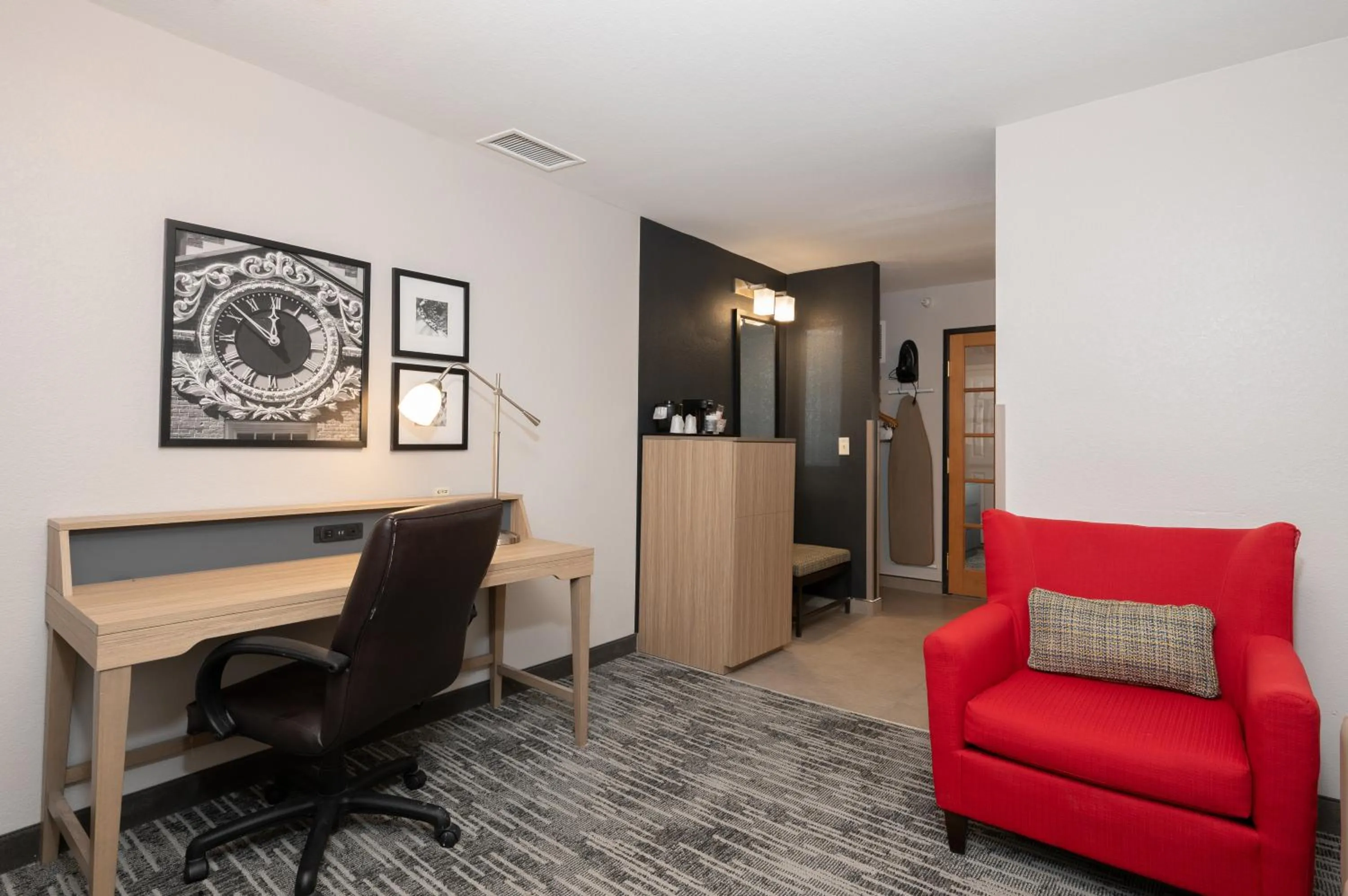 Living room in Country Inn & Suites by Radisson, Bloomington-Normal Airport, IL