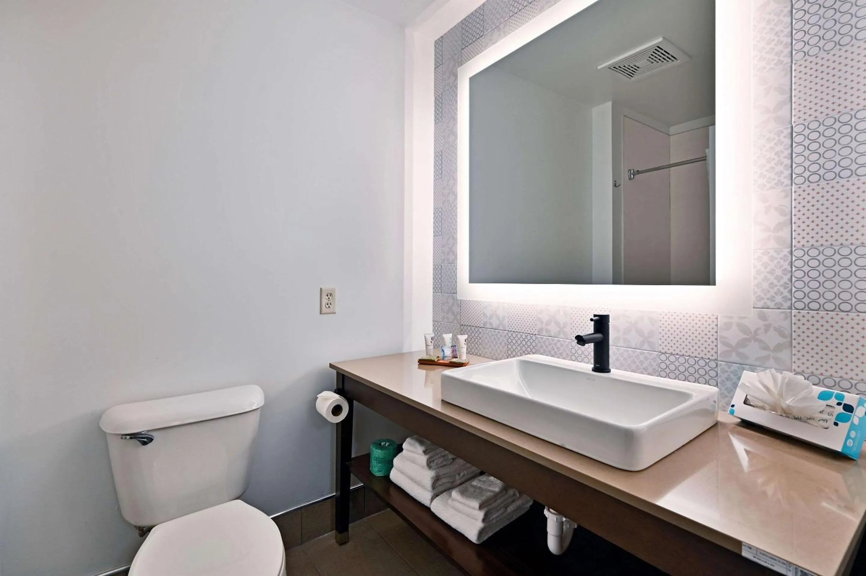 Bedroom in Country Inn & Suites by Radisson, Bloomington-Normal Airport, IL