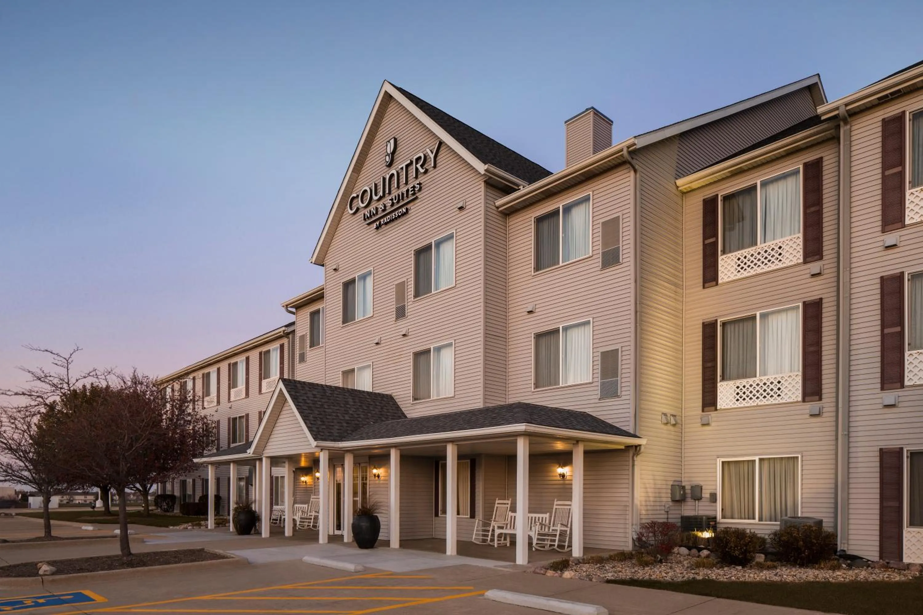 Property building in Country Inn & Suites by Radisson, Bloomington-Normal Airport, IL