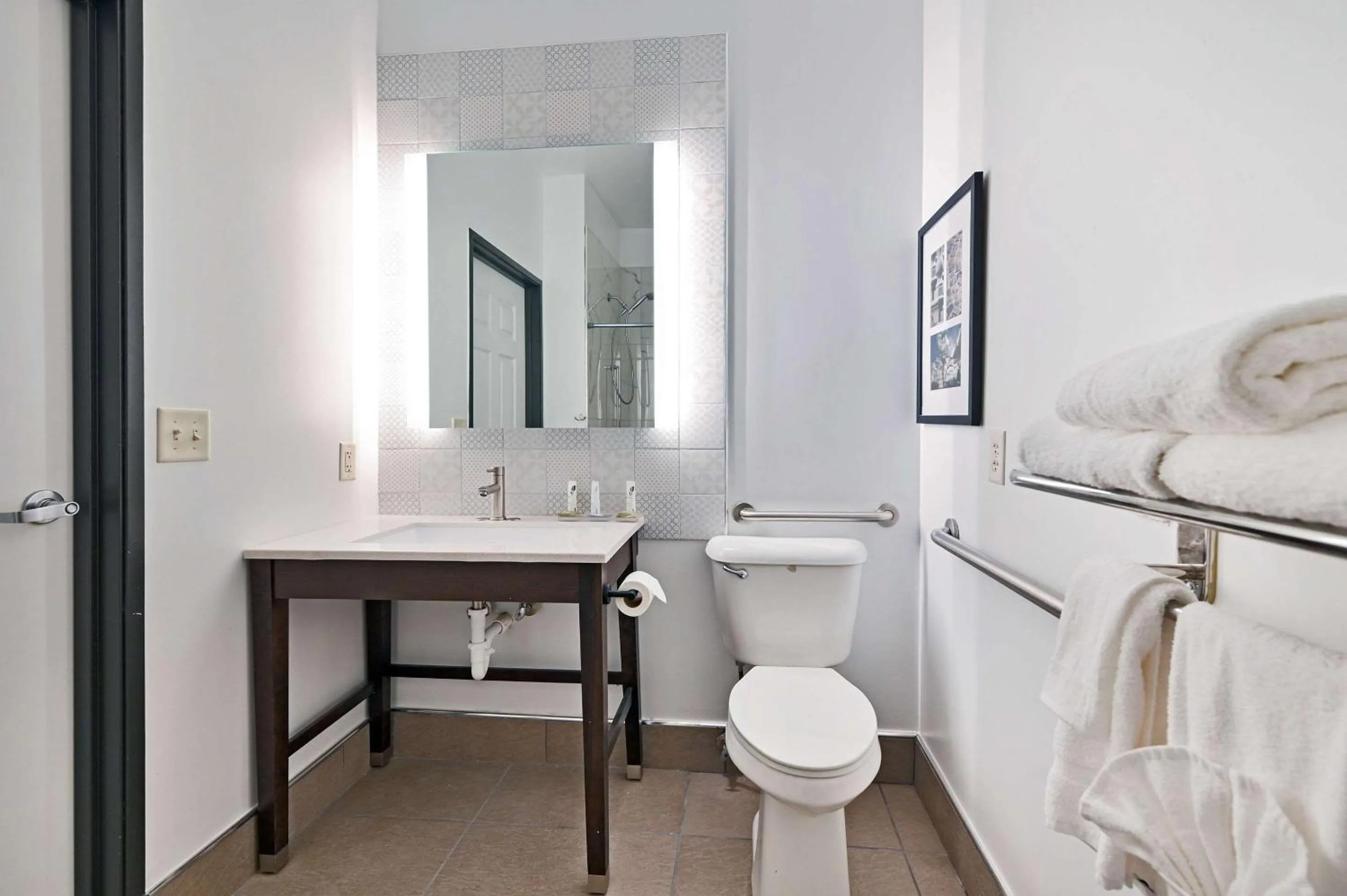 Bedroom, Bed in Country Inn & Suites by Radisson, Bloomington-Normal Airport, IL