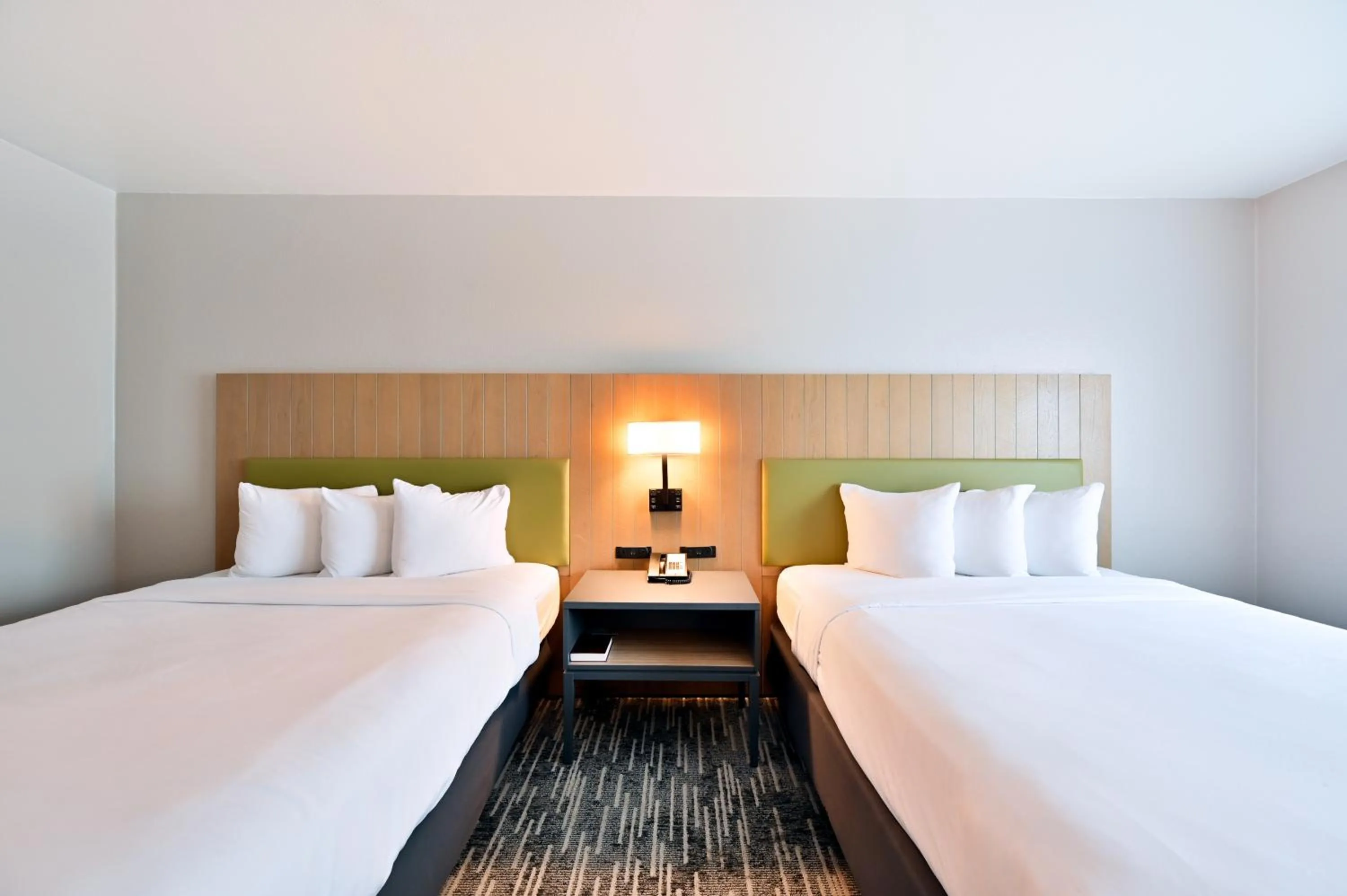 Bedroom, Bed in Country Inn & Suites by Radisson, Bloomington-Normal Airport, IL