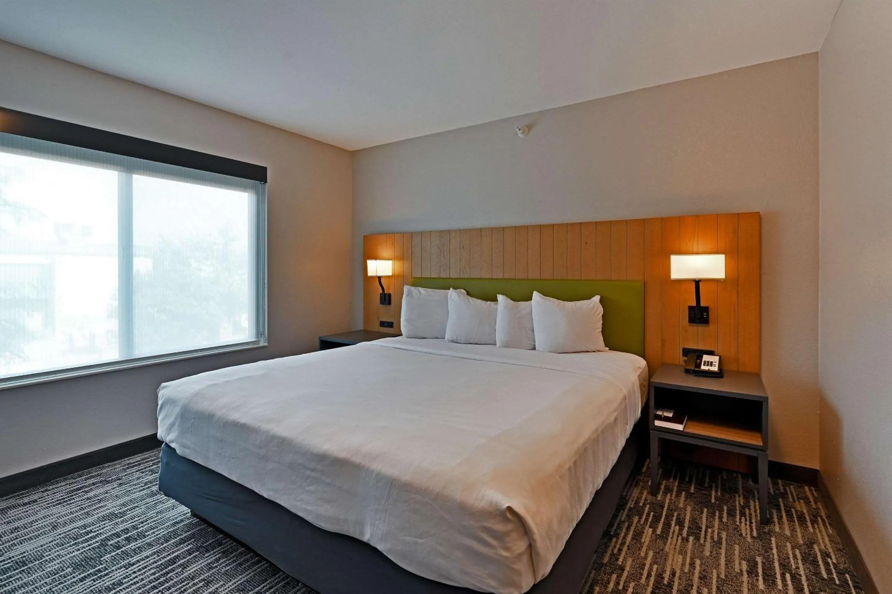 Bedroom, Bed in Country Inn & Suites by Radisson, Bloomington-Normal Airport, IL