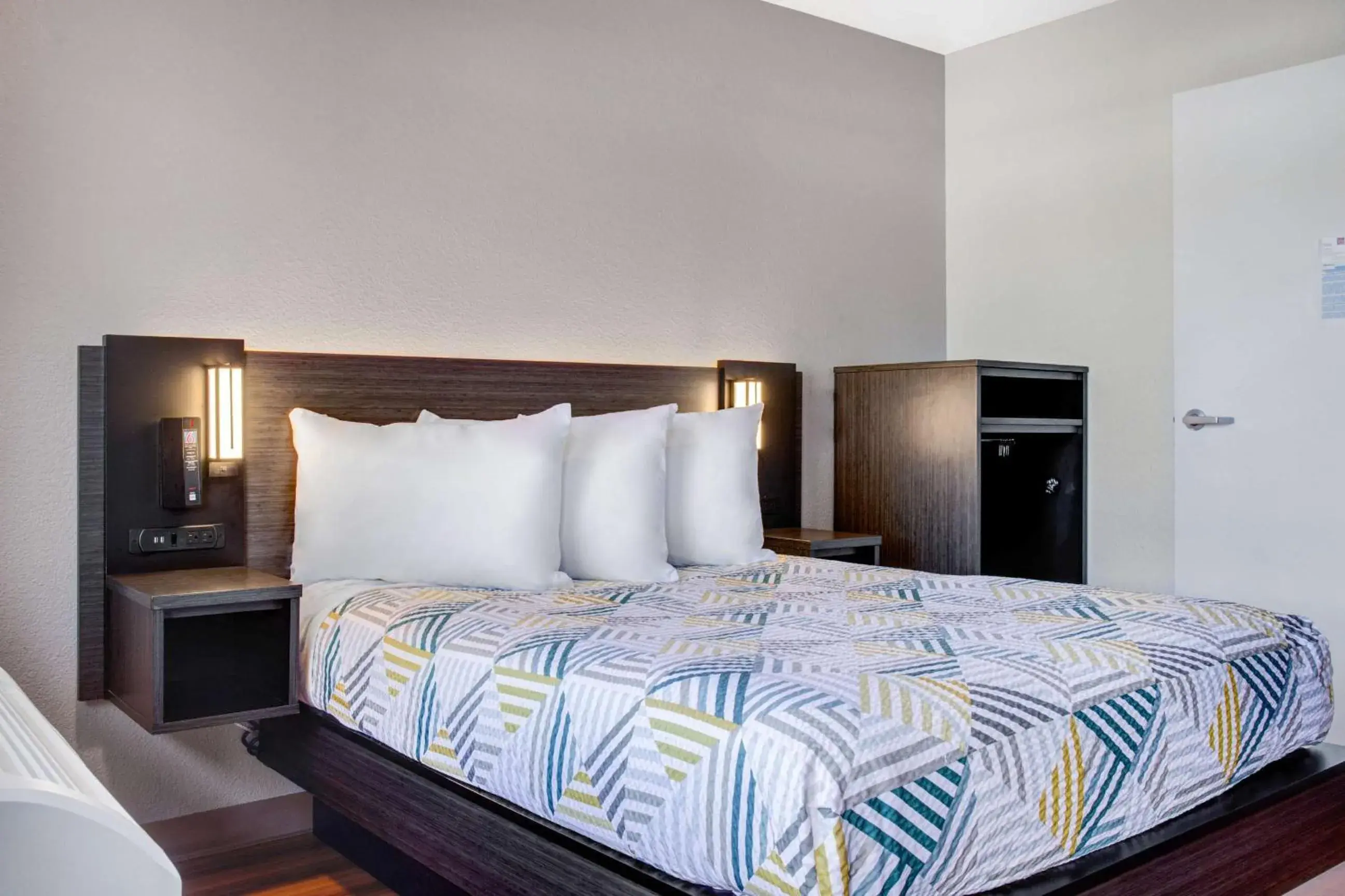 Deluxe Queen Room - Non-Smoking in Motel 6-Carson City, NV Deluxe Queen Room - Non-Smoking in Motel 6-Carson City, NV