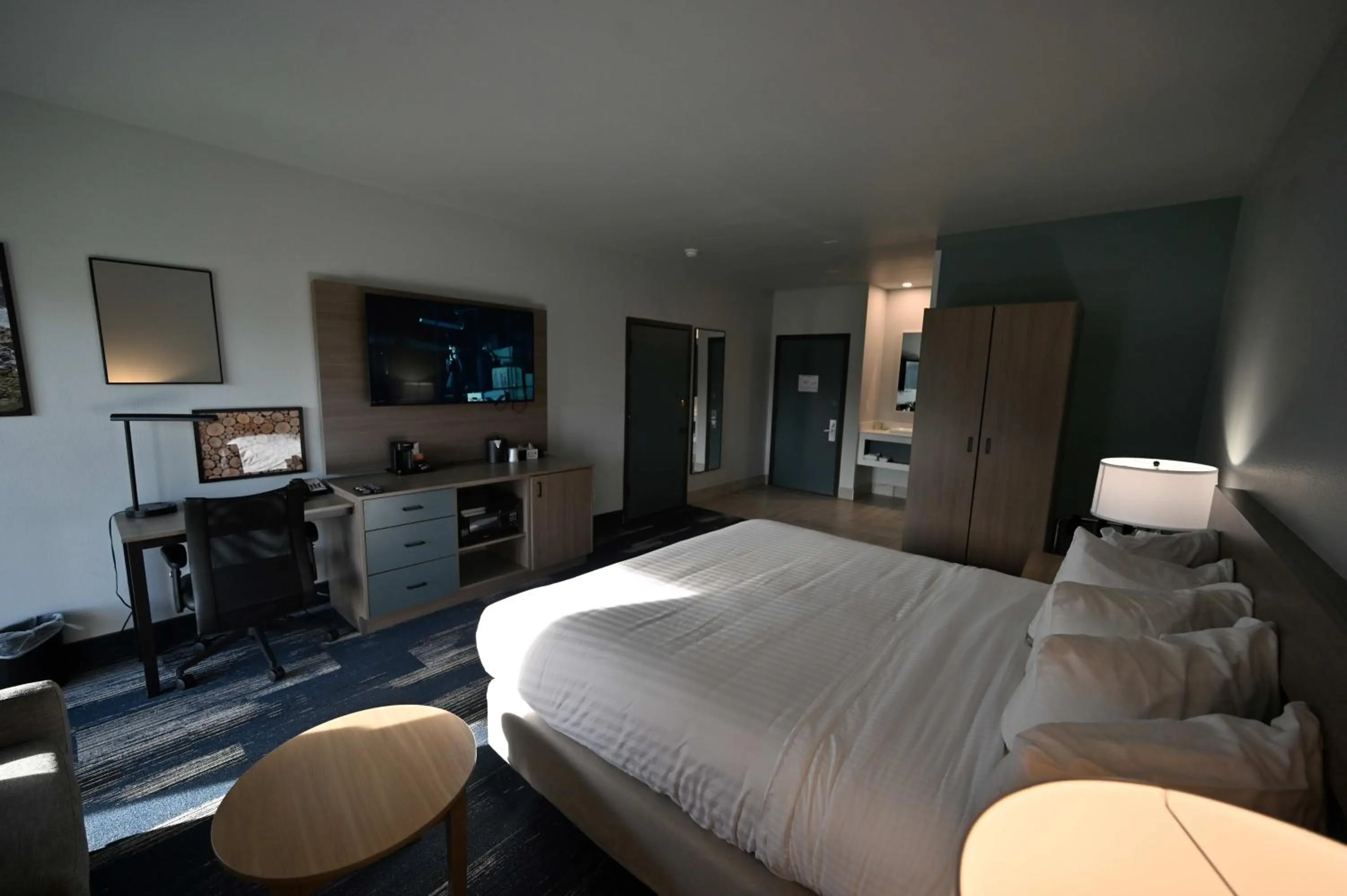 Bed in Edgewater Inn and Suites, an Ascend Collection Hotel