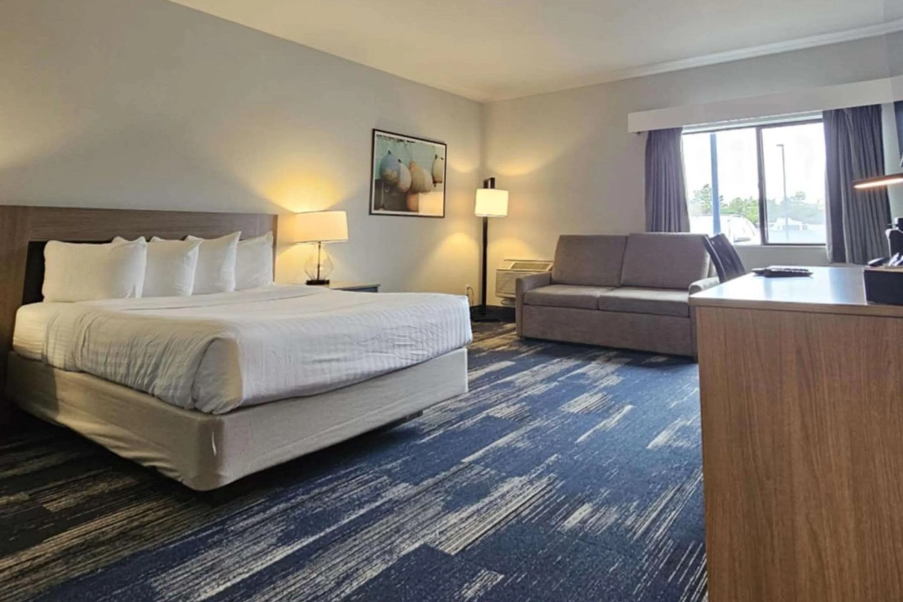 Bedroom, Bed in Edgewater Inn and Suites, an Ascend Collection Hotel