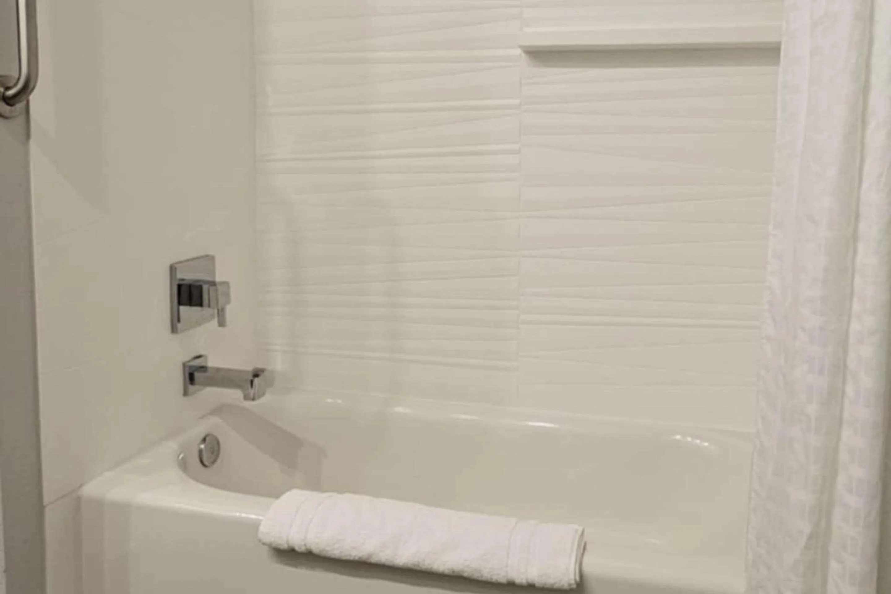 Bedroom in Edgewater Inn and Suites, an Ascend Collection Hotel