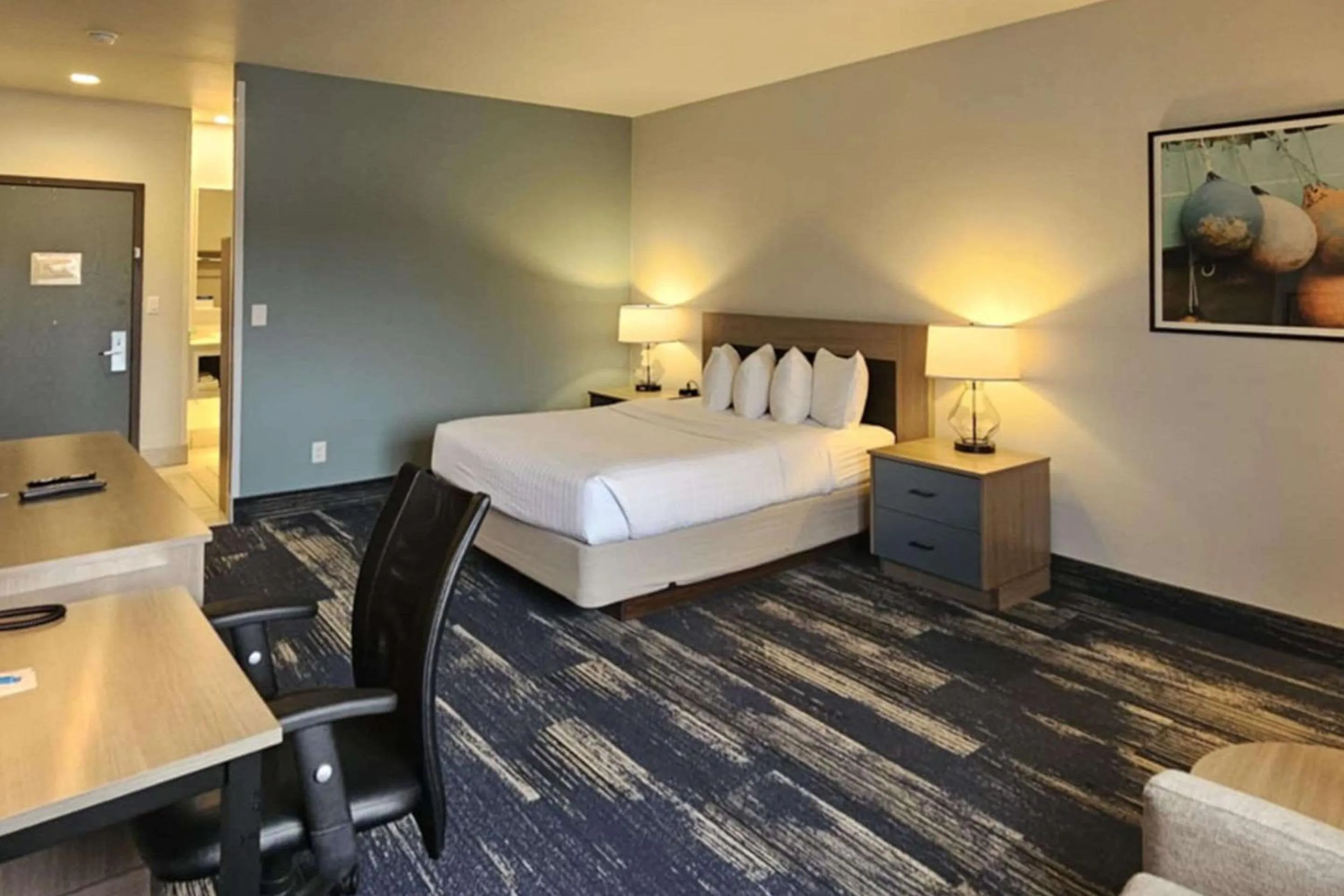 Bedroom, Bed in Edgewater Inn and Suites, an Ascend Collection Hotel