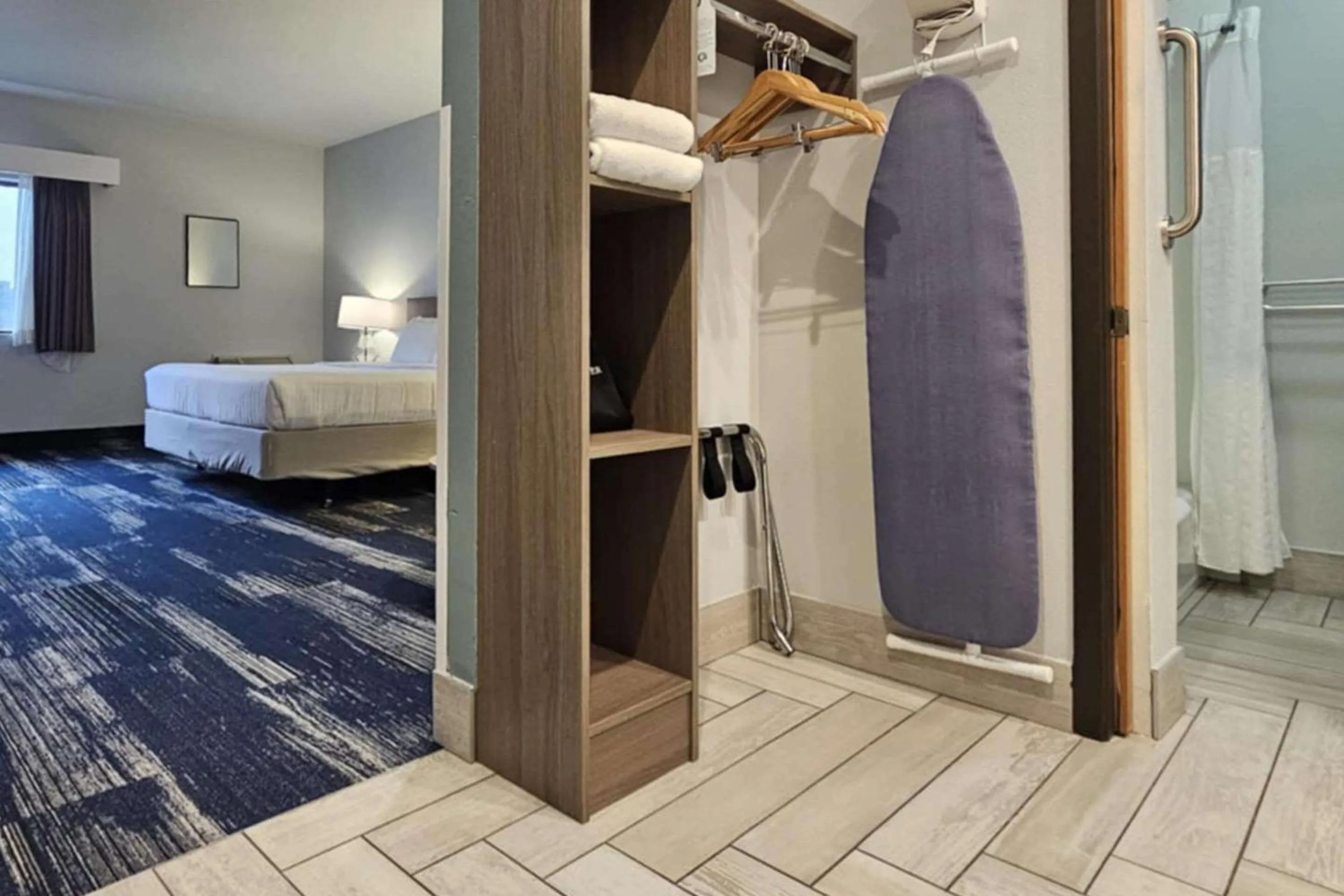 Bedroom, Bed in Edgewater Inn and Suites, an Ascend Collection Hotel
