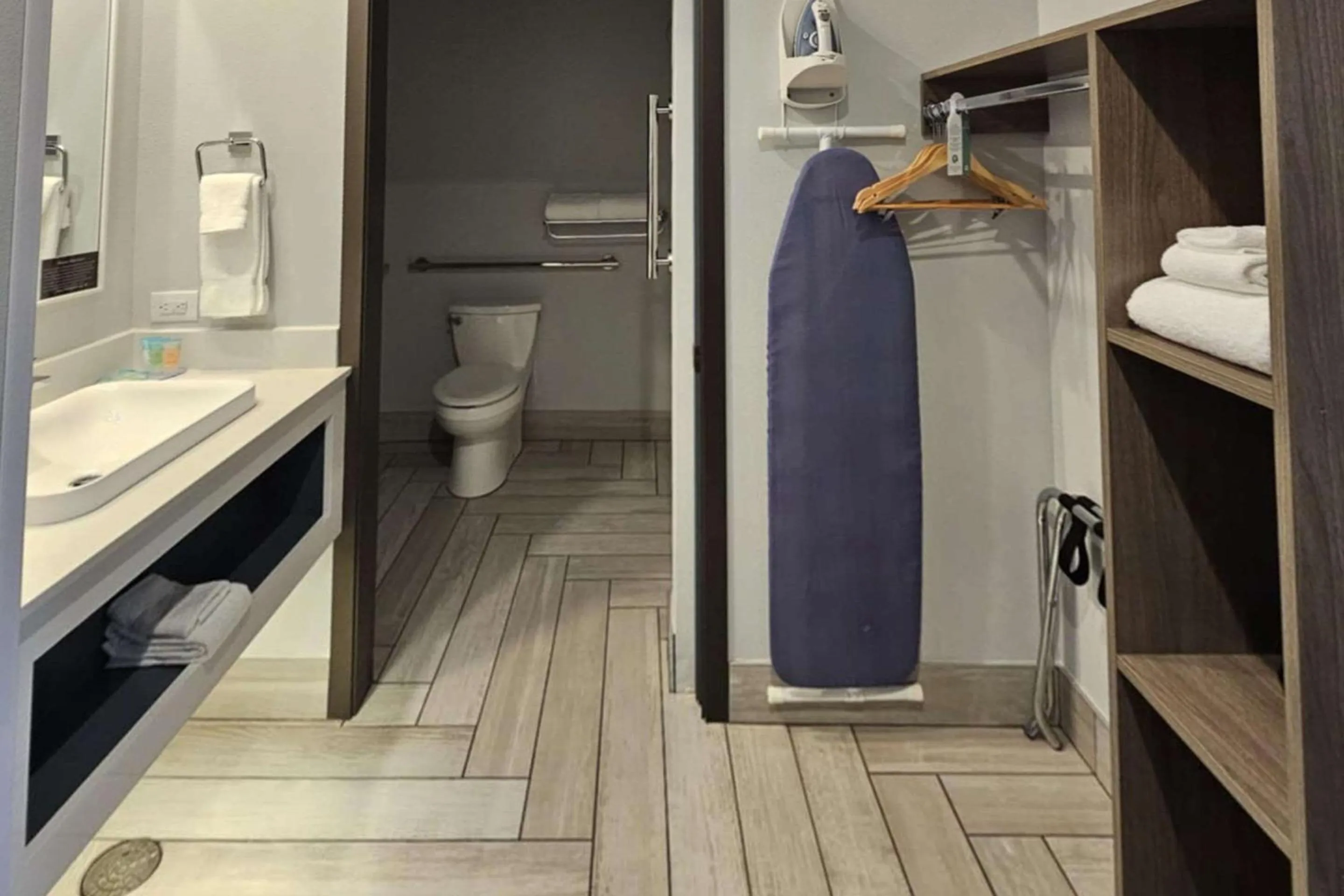 Bedroom in Edgewater Inn and Suites, an Ascend Collection Hotel