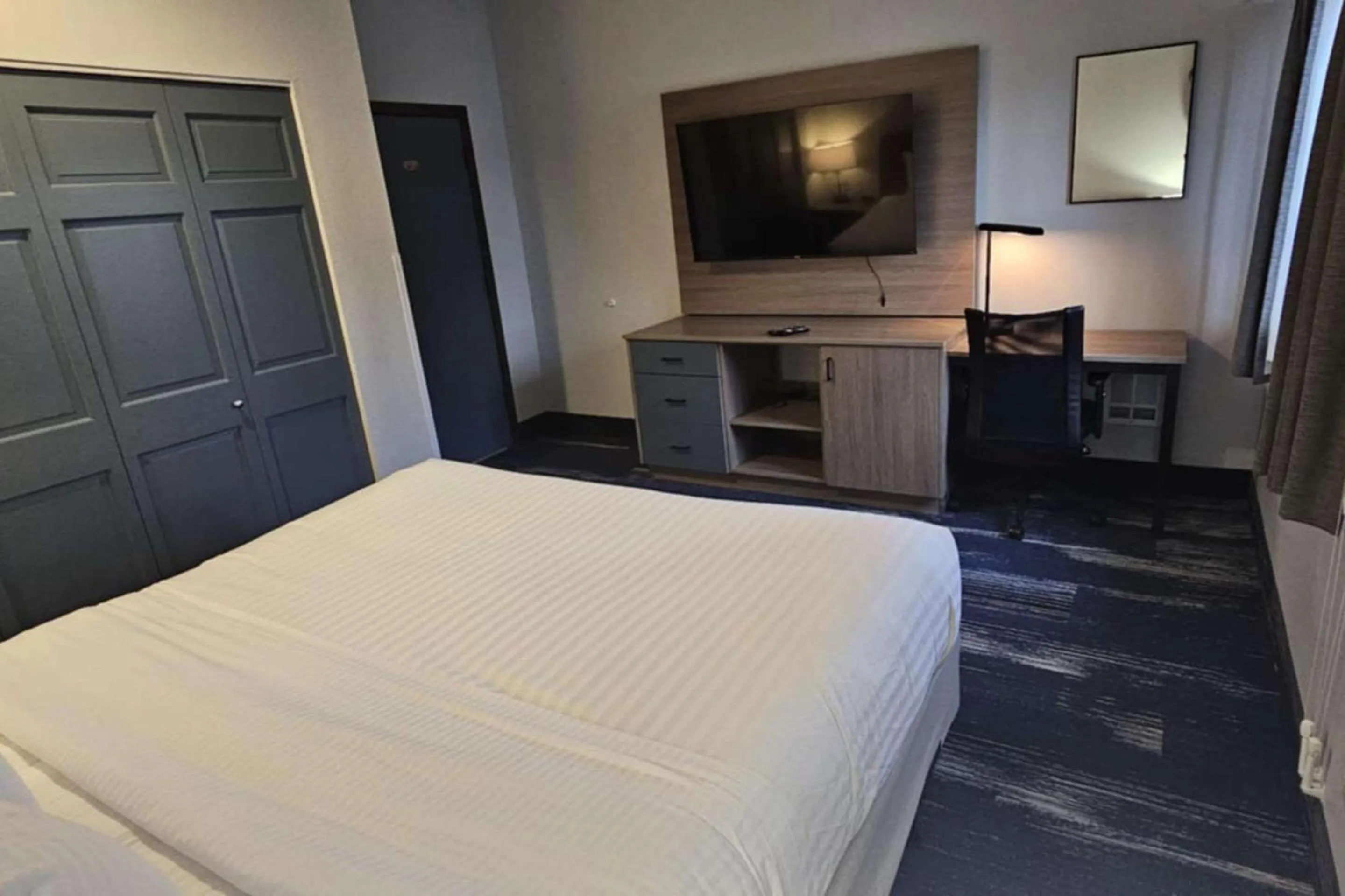 Bedroom, Bed in Edgewater Inn and Suites, an Ascend Collection Hotel
