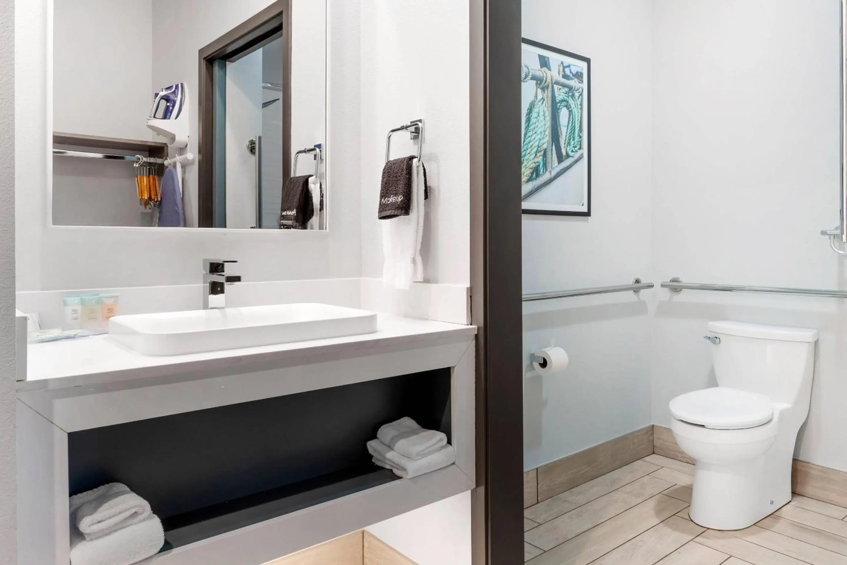 Bedroom in Edgewater Inn and Suites, an Ascend Collection Hotel