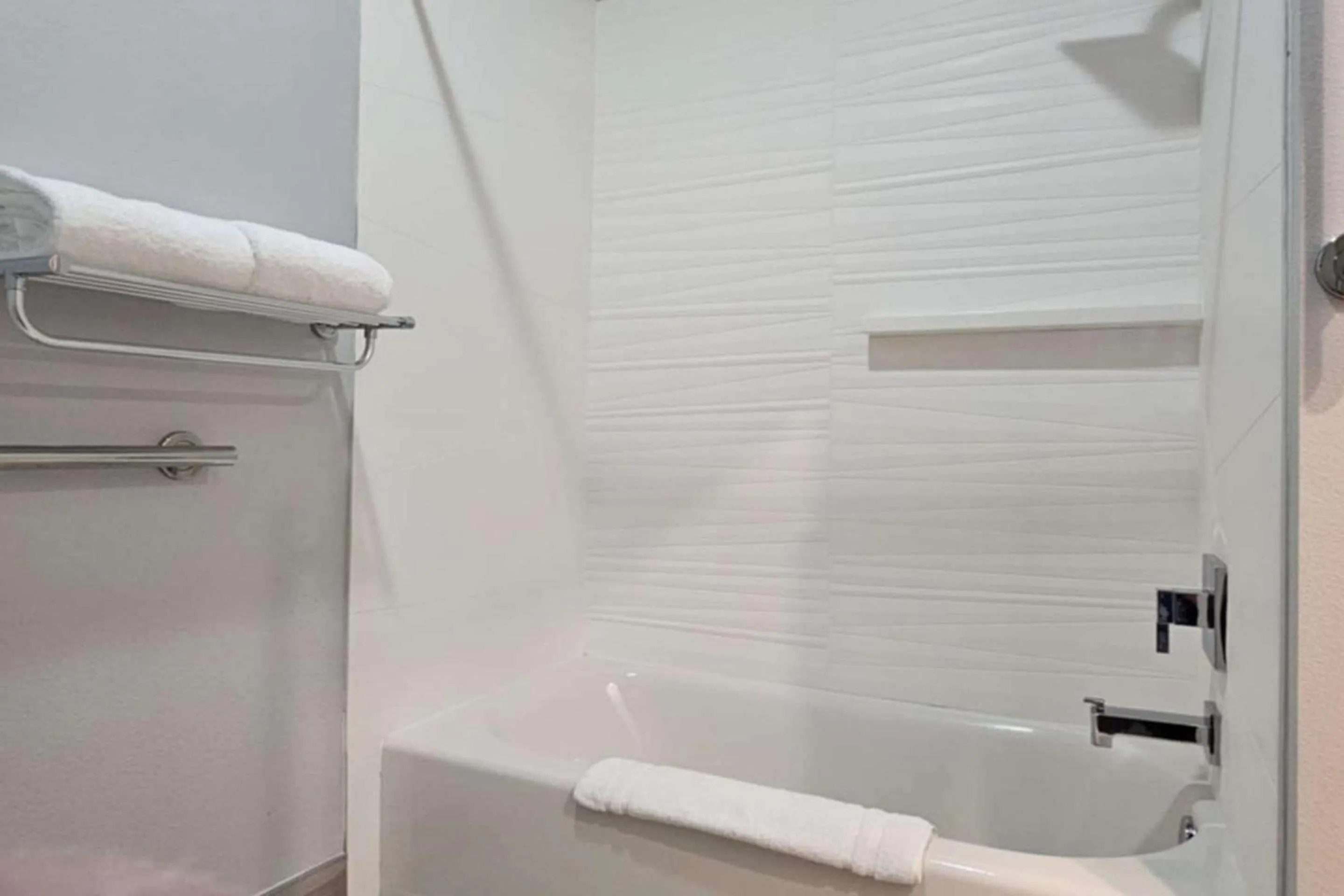 Bedroom in Edgewater Inn and Suites, an Ascend Collection Hotel