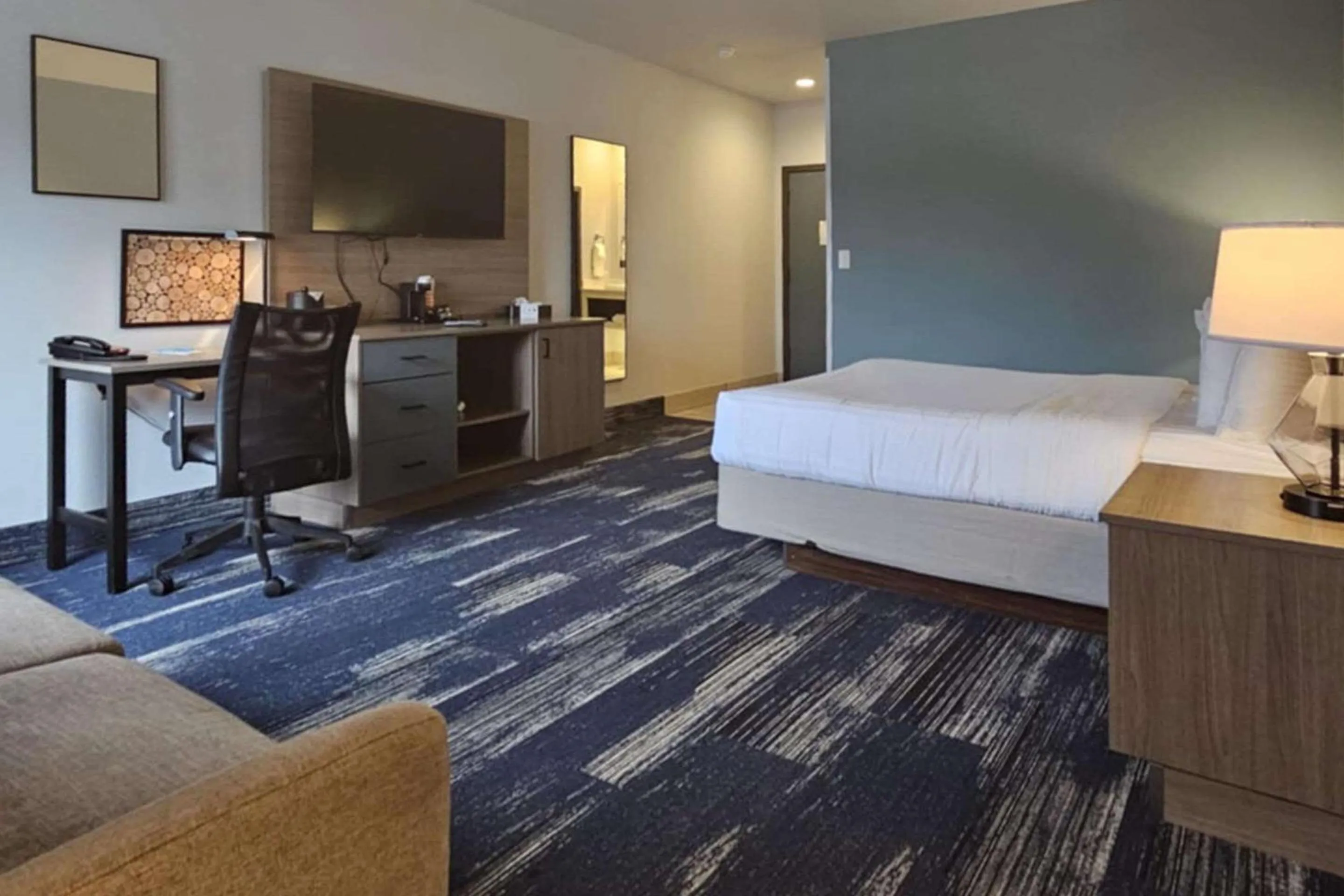 Bedroom, Bed in Edgewater Inn and Suites, an Ascend Collection Hotel