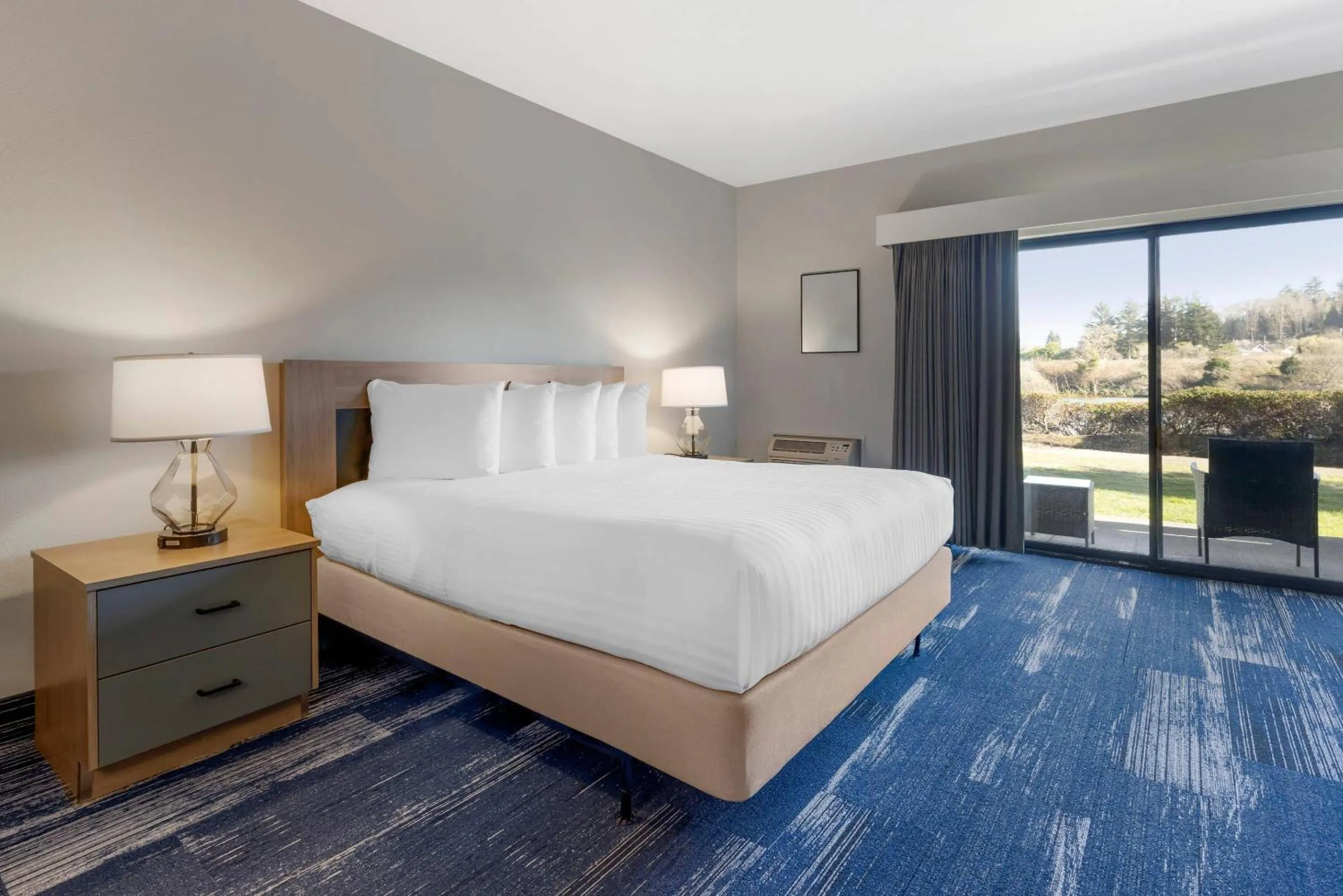 Bedroom, Bed in Edgewater Inn and Suites, an Ascend Collection Hotel