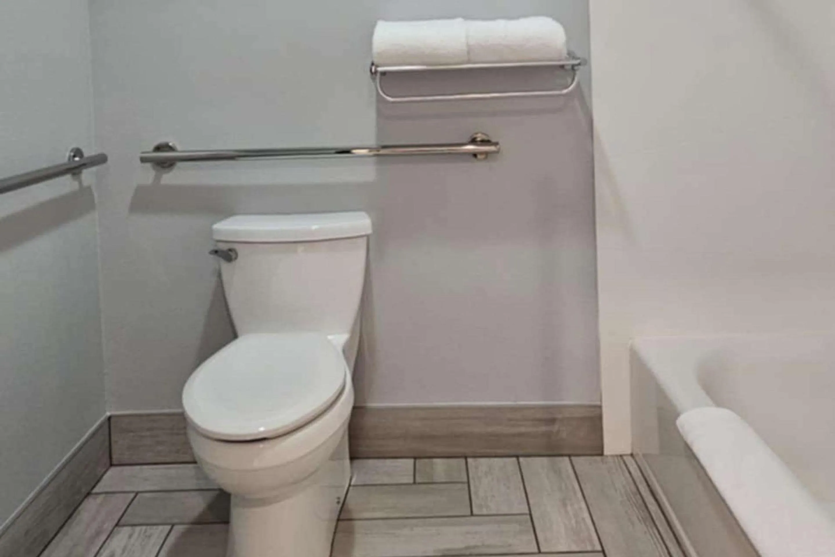 Bedroom in Edgewater Inn and Suites, an Ascend Collection Hotel