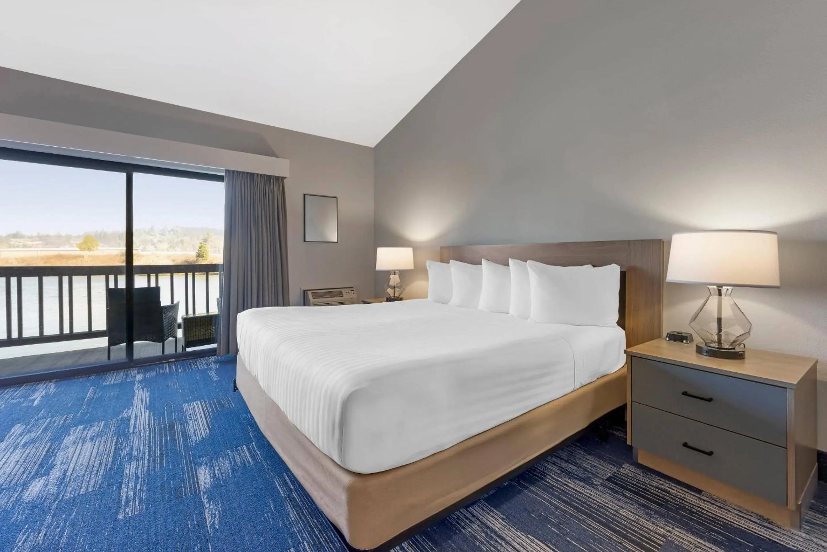 Bedroom, Bed in Edgewater Inn and Suites, an Ascend Collection Hotel