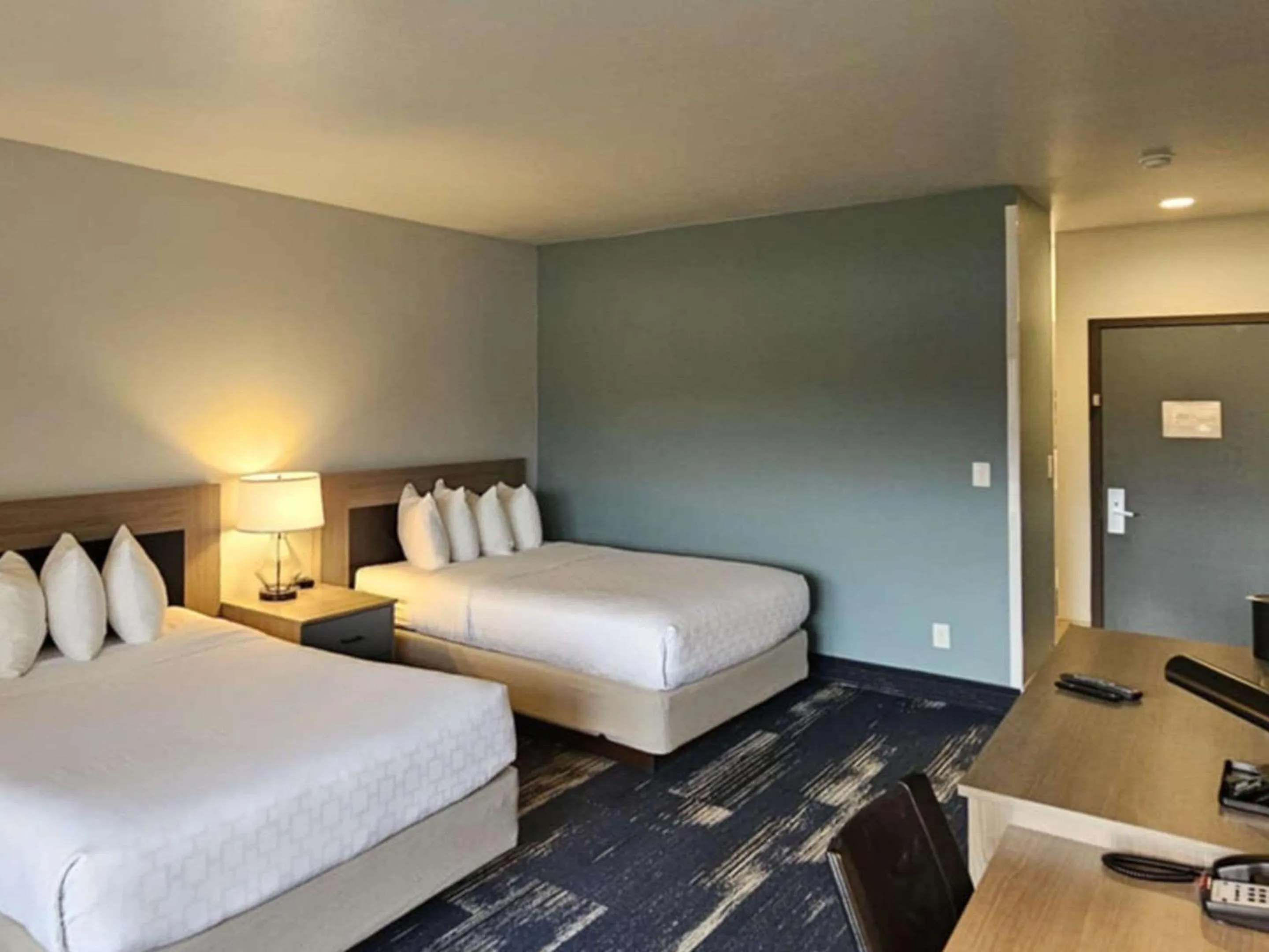 Bedroom, Bed in Edgewater Inn and Suites, an Ascend Collection Hotel