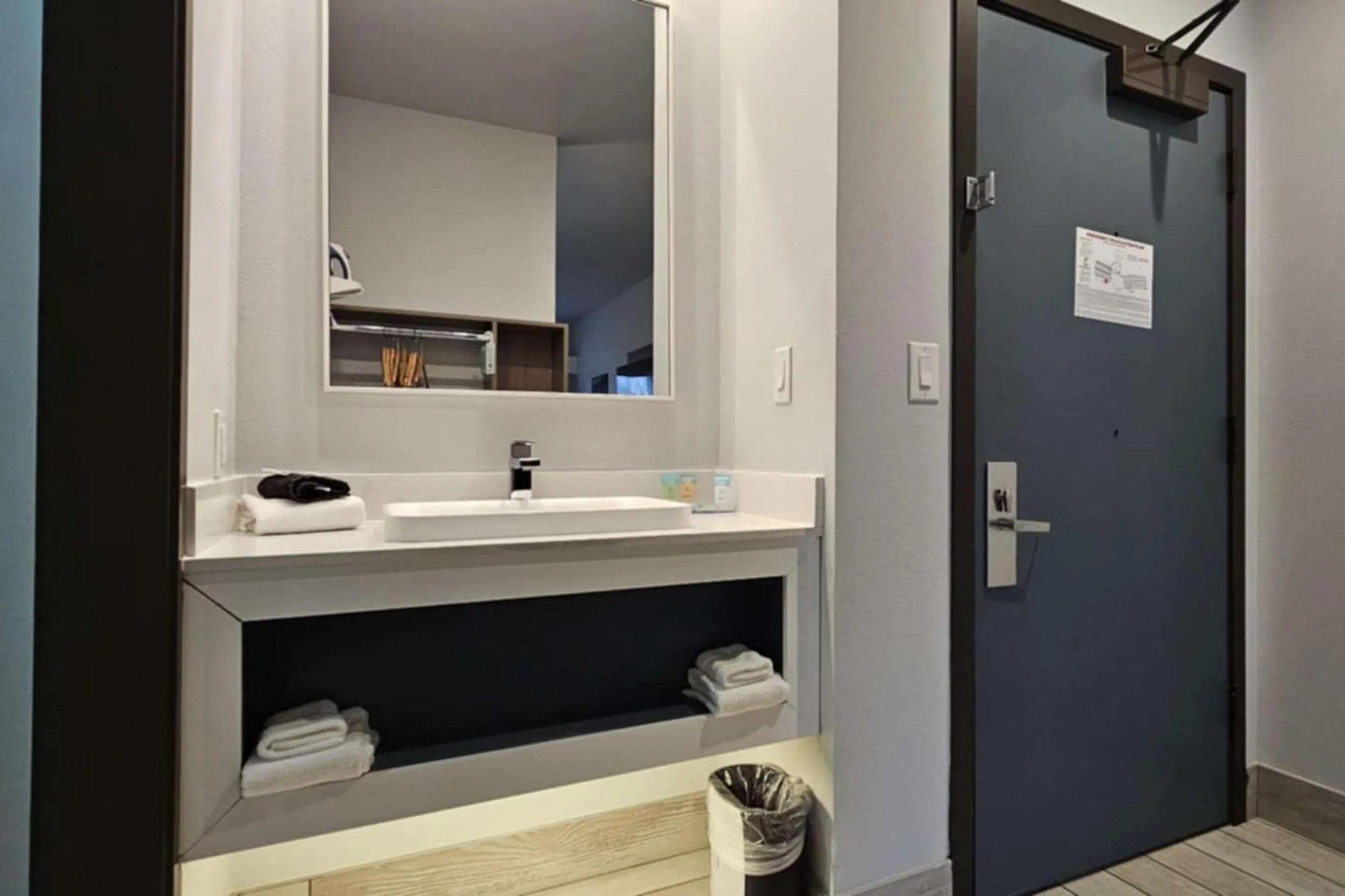 Bedroom in Edgewater Inn and Suites, an Ascend Collection Hotel