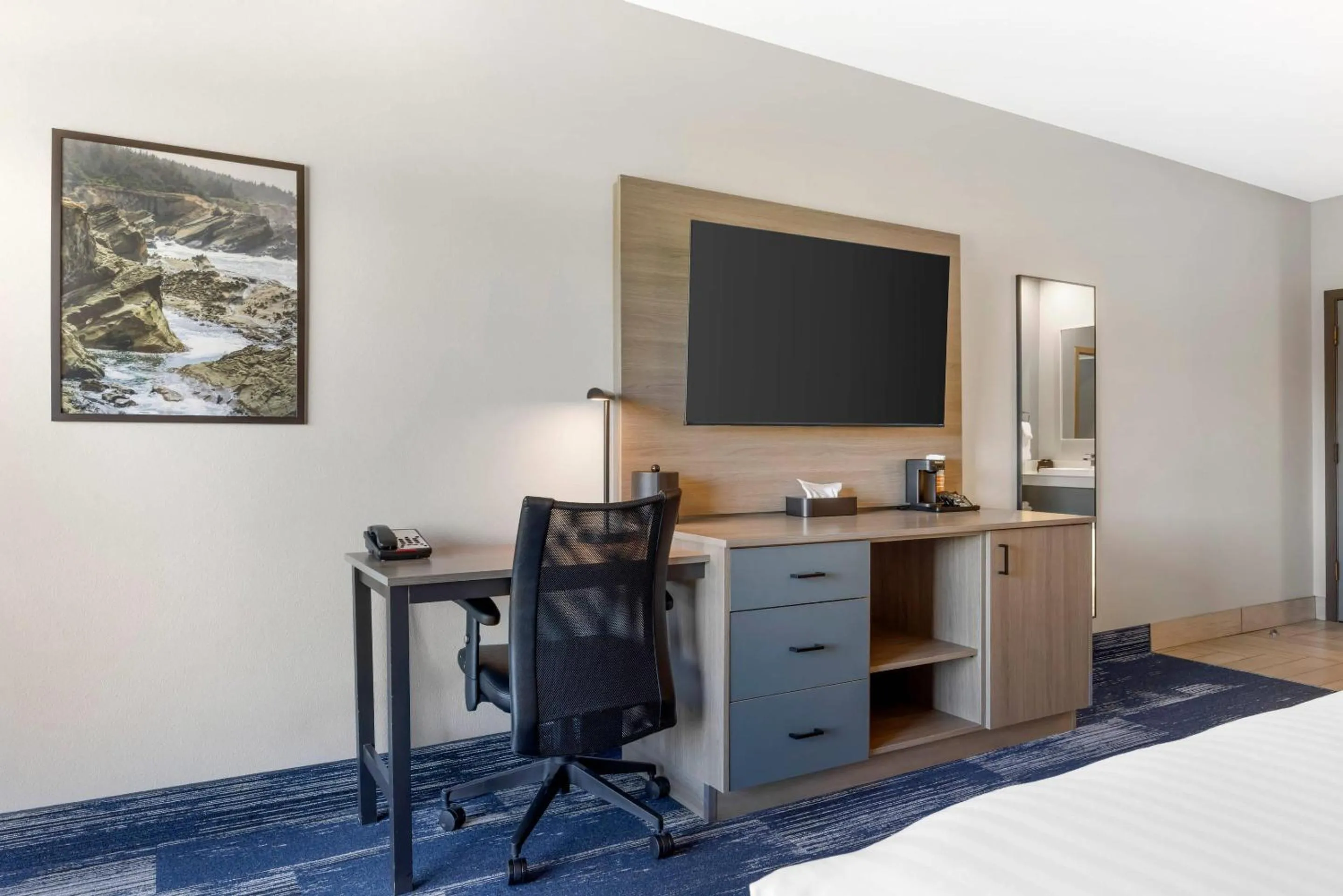 Bedroom in Edgewater Inn and Suites, an Ascend Collection Hotel