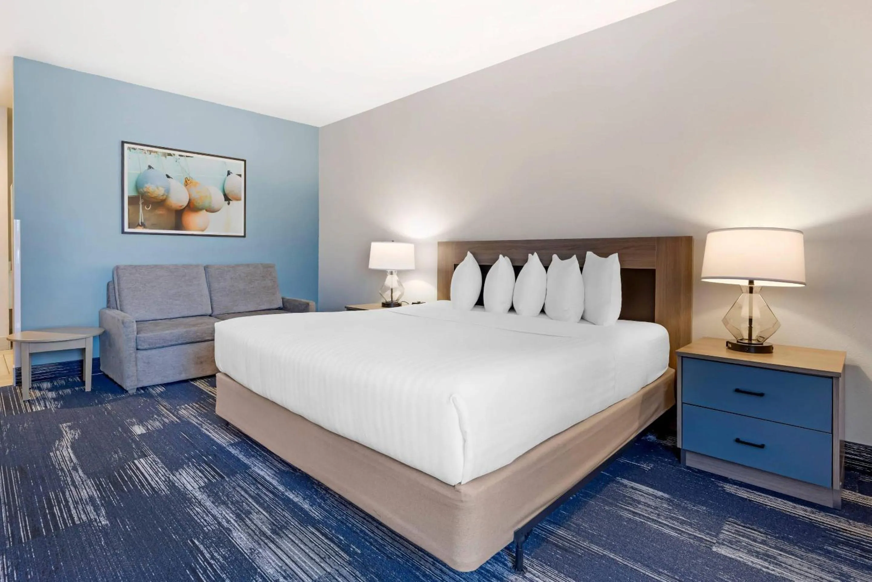 Bedroom, Bed in Edgewater Inn and Suites, an Ascend Collection Hotel