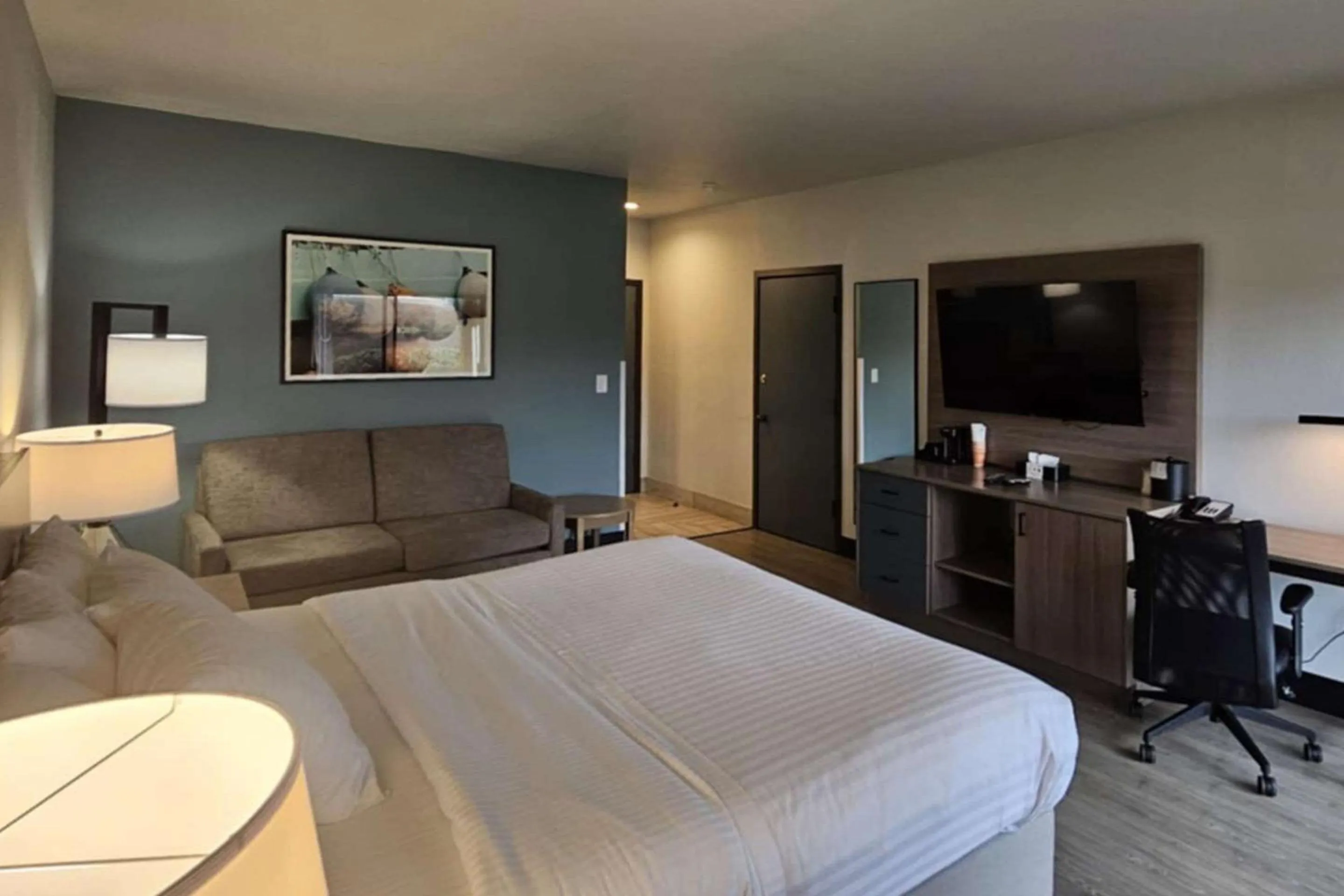 Bedroom, Bed in Edgewater Inn and Suites, an Ascend Collection Hotel