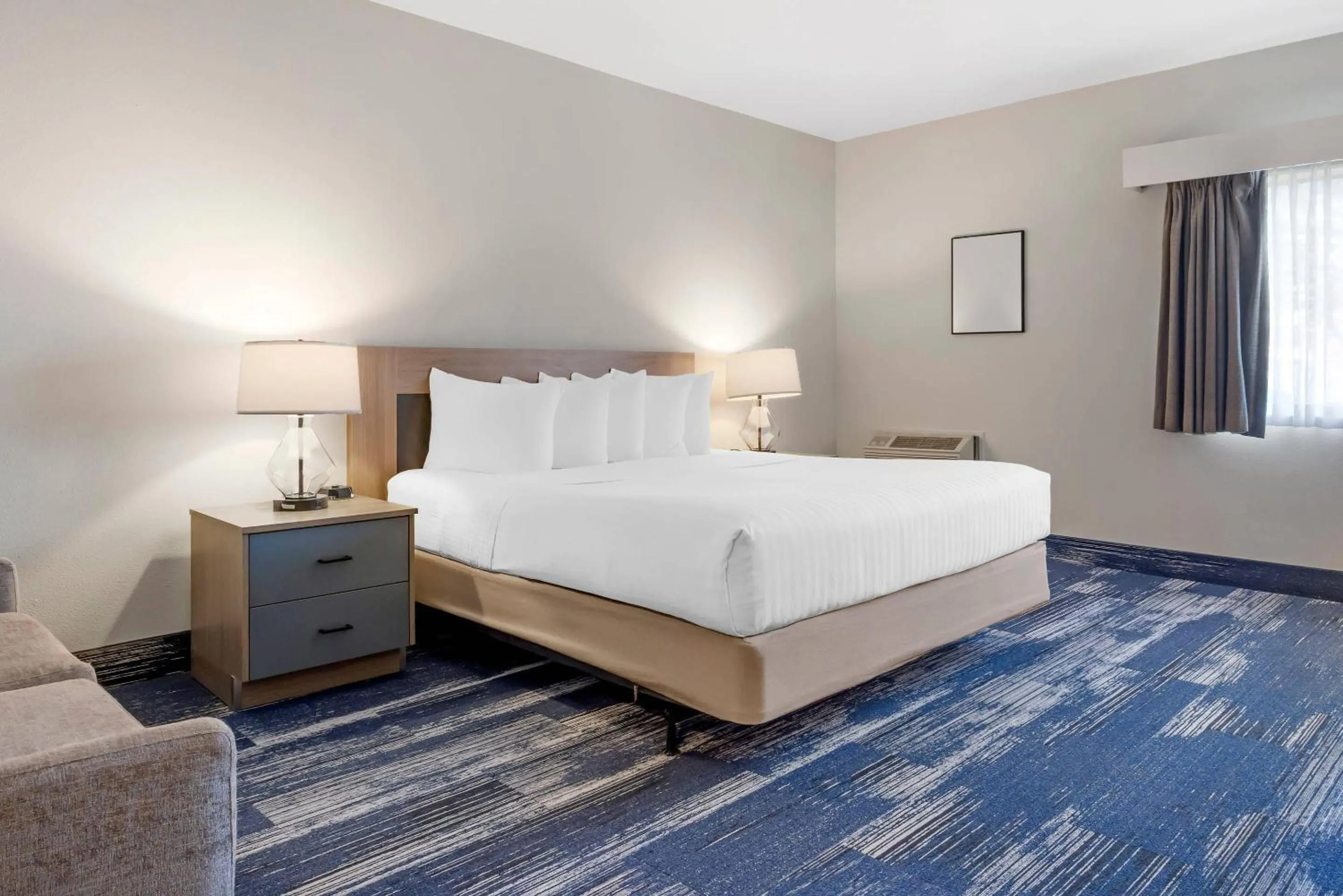 Bedroom, Bed in Edgewater Inn and Suites, an Ascend Collection Hotel