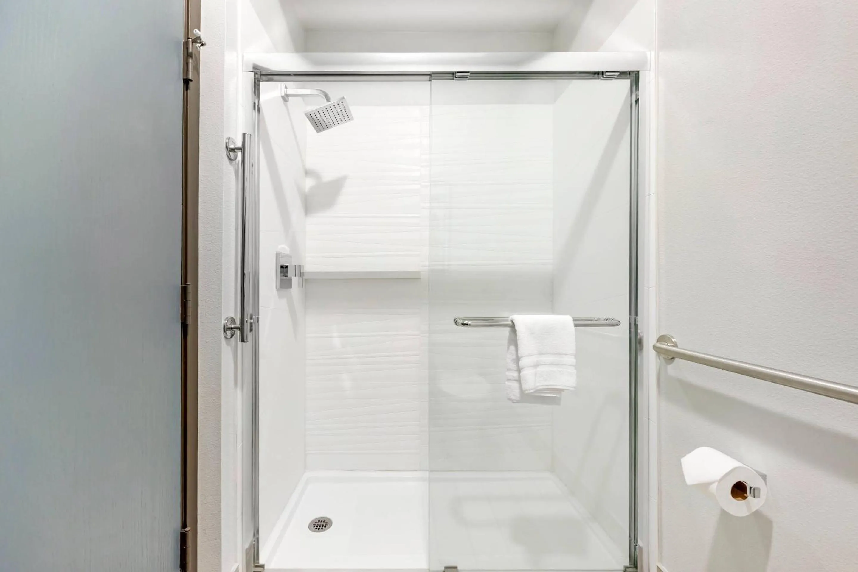 Bedroom in Edgewater Inn and Suites, an Ascend Collection Hotel